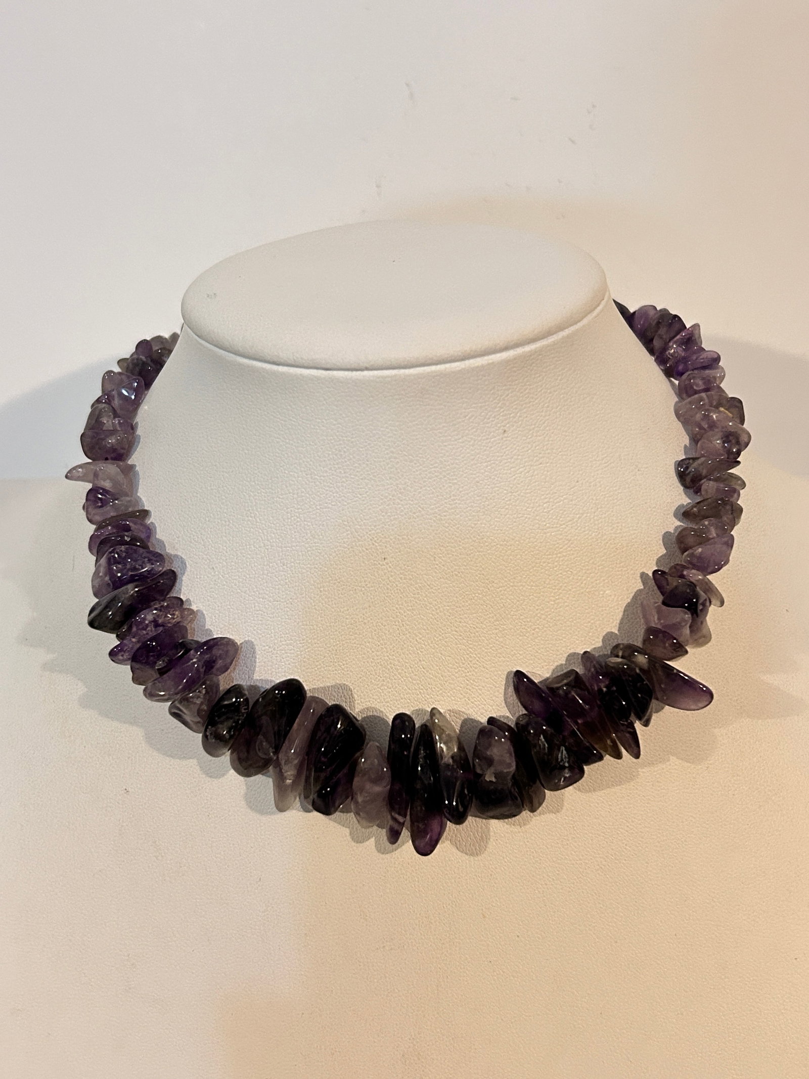 Vintage Amethyst bead choker Necklace sz 13": Vintage Amethyst bead choker Necklace sz 13" Please view all photos as they are part of the description and condition of this Item, Feel free to contact me with questions or picture requests! Used Ite