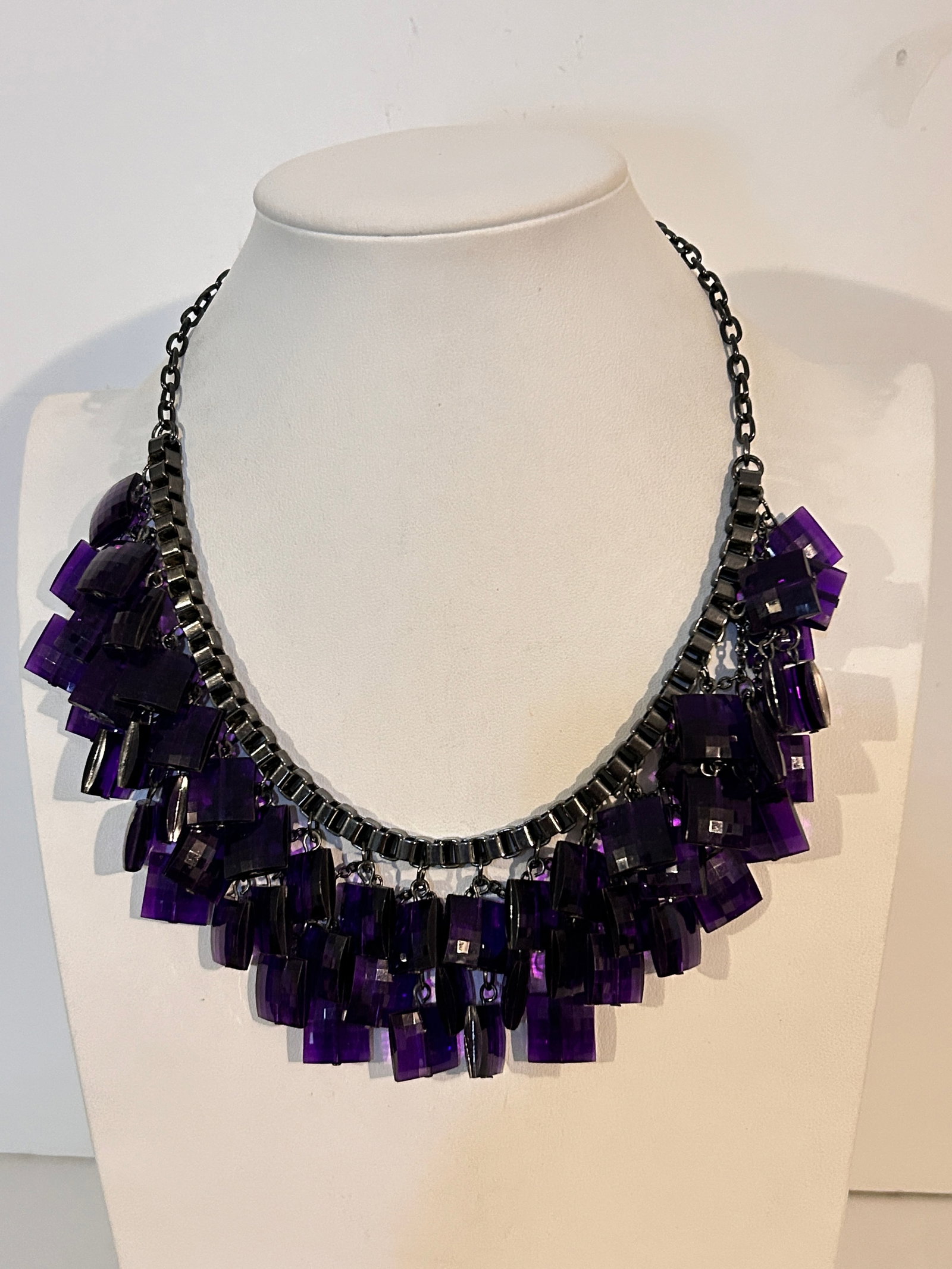 Vintage Joan Rivers purple chicklets Necklace sz 18": Vintage Joan Rivers purple chicklets Necklace sz 18" Please view all photos as they are part of the description and condition of this Item, Feel free to contact me with questions or picture requests! 