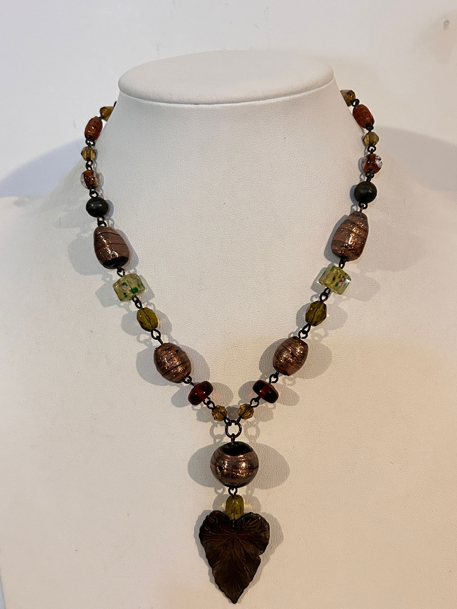 Vintage Murano Glass Copper Necklace sz 16": Vintage Murano Glass Copper Necklace sz 16" Please view all photos as they are part of the description and condition of this Item, Feel free to contact me with questions or picture requests! Used Item