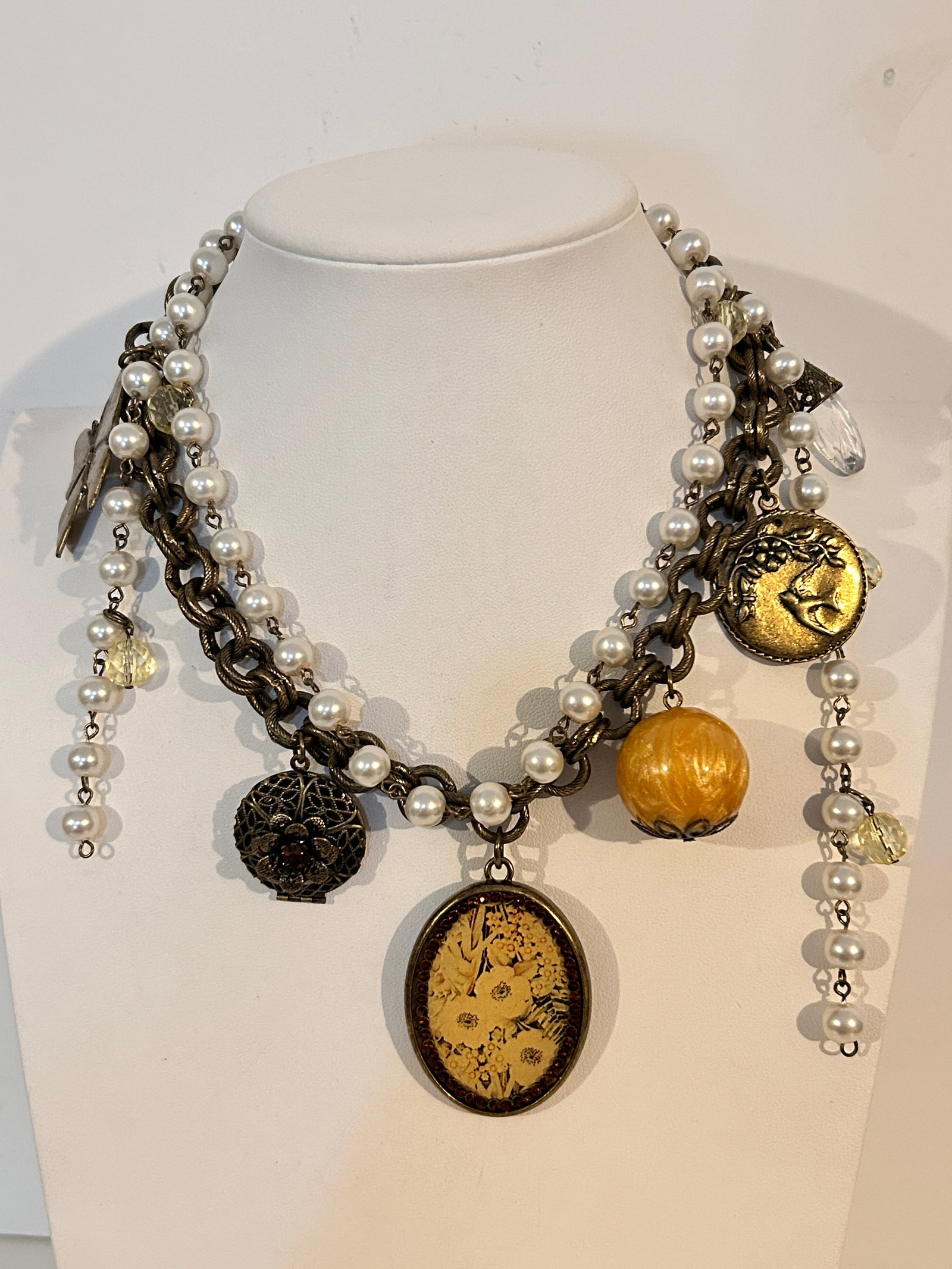Vintage Elegant Necklace sz 15": Vintage Elegant Necklace sz 15" Please view all photos as they are part of the description and condition of this Item, Feel free to contact me with questions or picture requests! Used Item AS IS