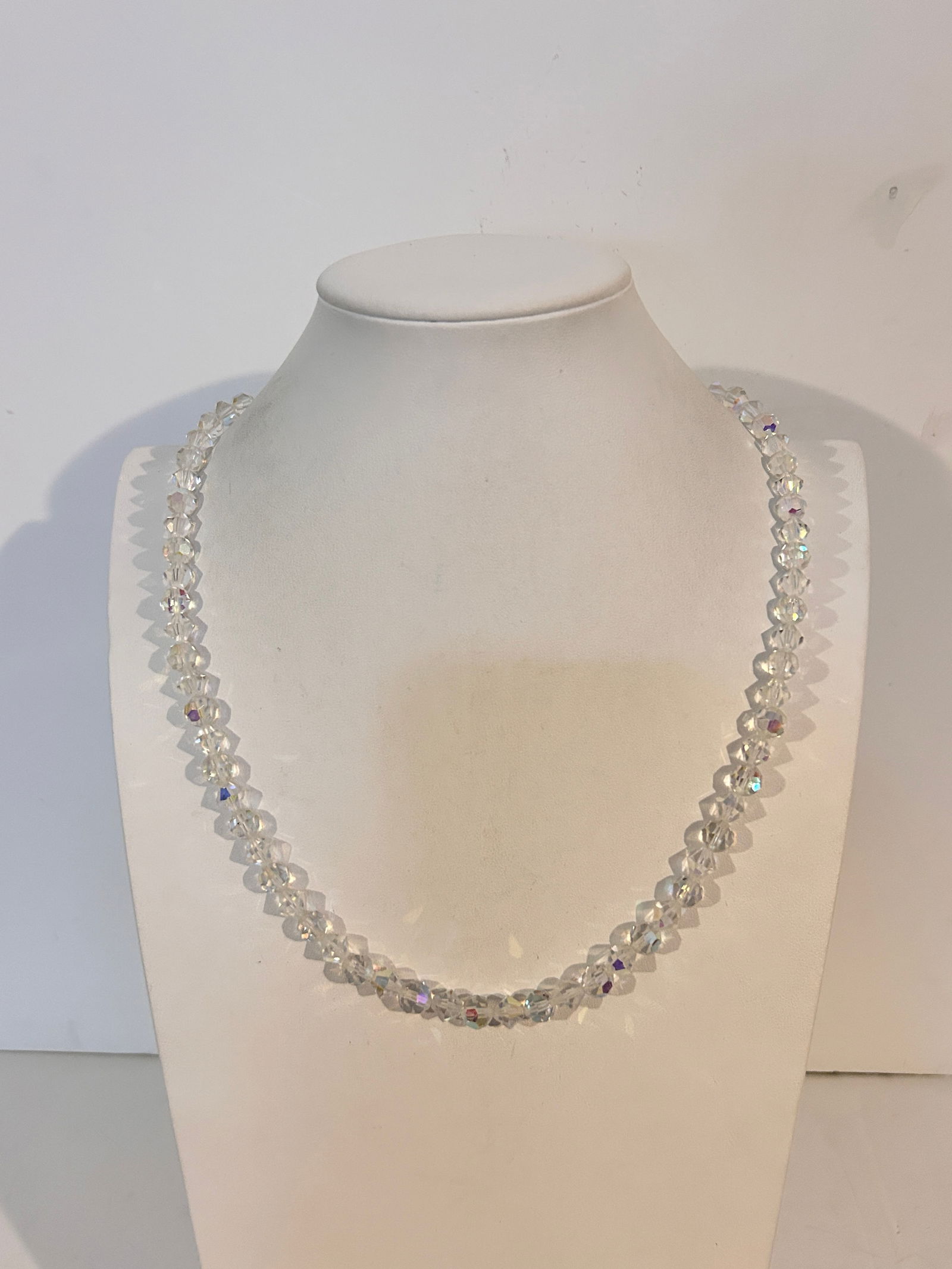 Vintage Crystal bead Necklace sz 22": Vintage Crystal bead Necklace sz 22" Please view all photos as they are part of the description and condition of this Item, Feel free to contact me with questions or picture requests! Used Item AS IS