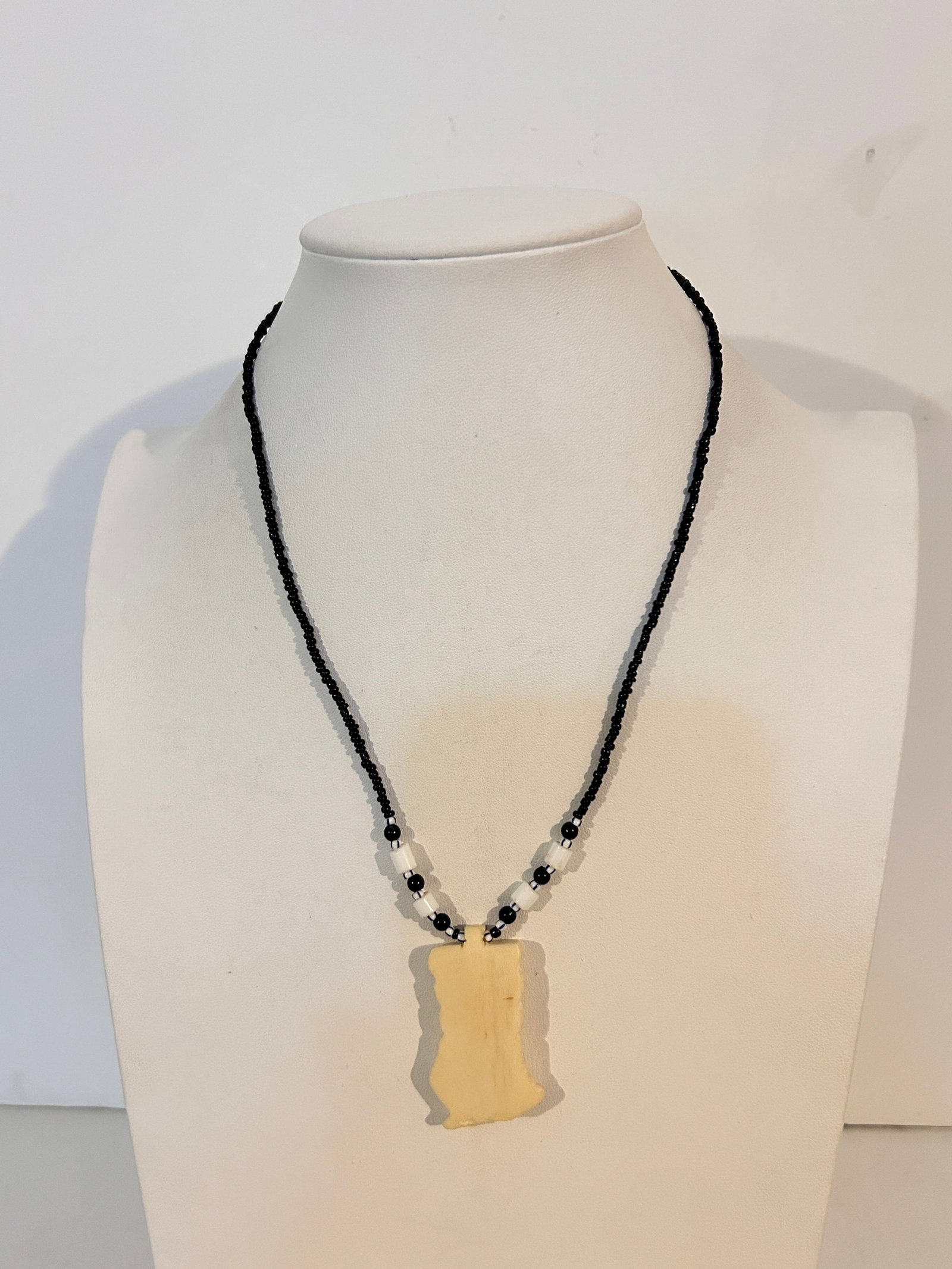 Vintage bone pendant Necklace sz 18": Vintage bone pendant Necklace sz 18" Please view all photos as they are part of the description and condition of this Item, Feel free to contact me with questions or picture requests! Used Item AS IS