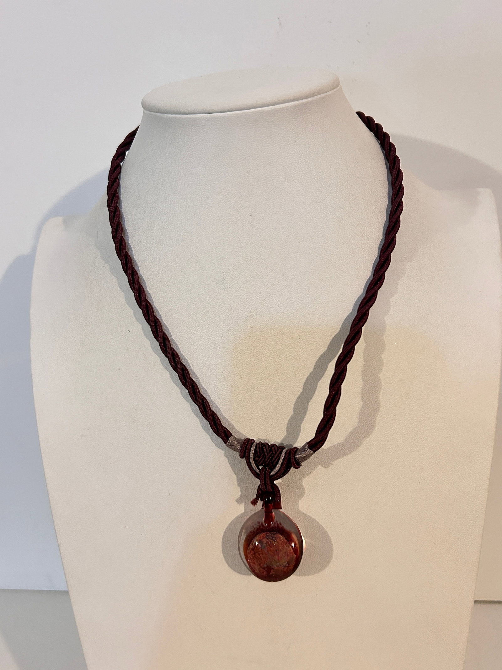 Vintage Murano Glass pendant Necklace sz 16": Vintage Murano Glass pendant Necklace sz 16" Please view all photos as they are part of the description and condition of this Item, Feel free to contact me with questions or picture requests! Used Ite
