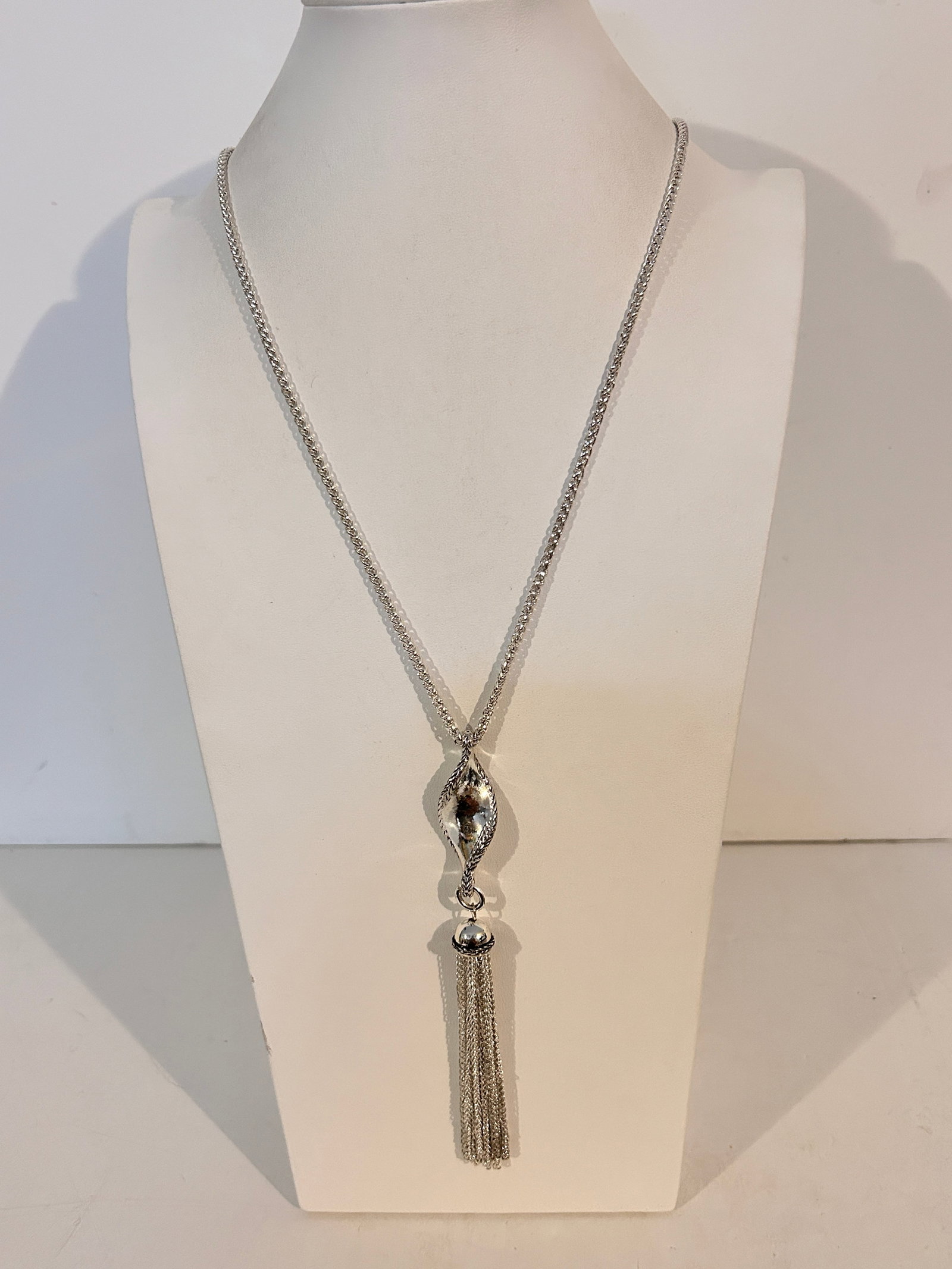 Vintage silver tone tassel Necklace sz 32": Vintage silver tone tassel Necklace sz 32" Please view all photos as they are part of the description and condition of this Item, Feel free to contact me with questions or picture requests! Used Item 