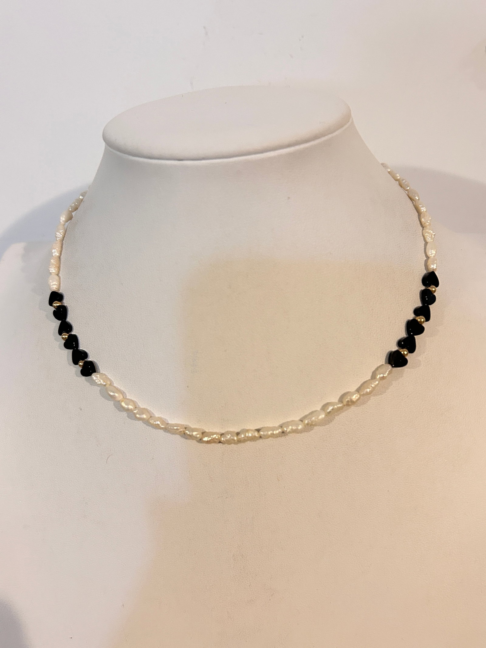 Vintage 14K Clasp pearl black heart onyx choker Necklace sz 15": Vintage 14K Clasp pearl black heart onyx choker Necklace sz 15" Please view all photos as they are part of the description and condition of this Item, Feel free to contact me with questions or picture