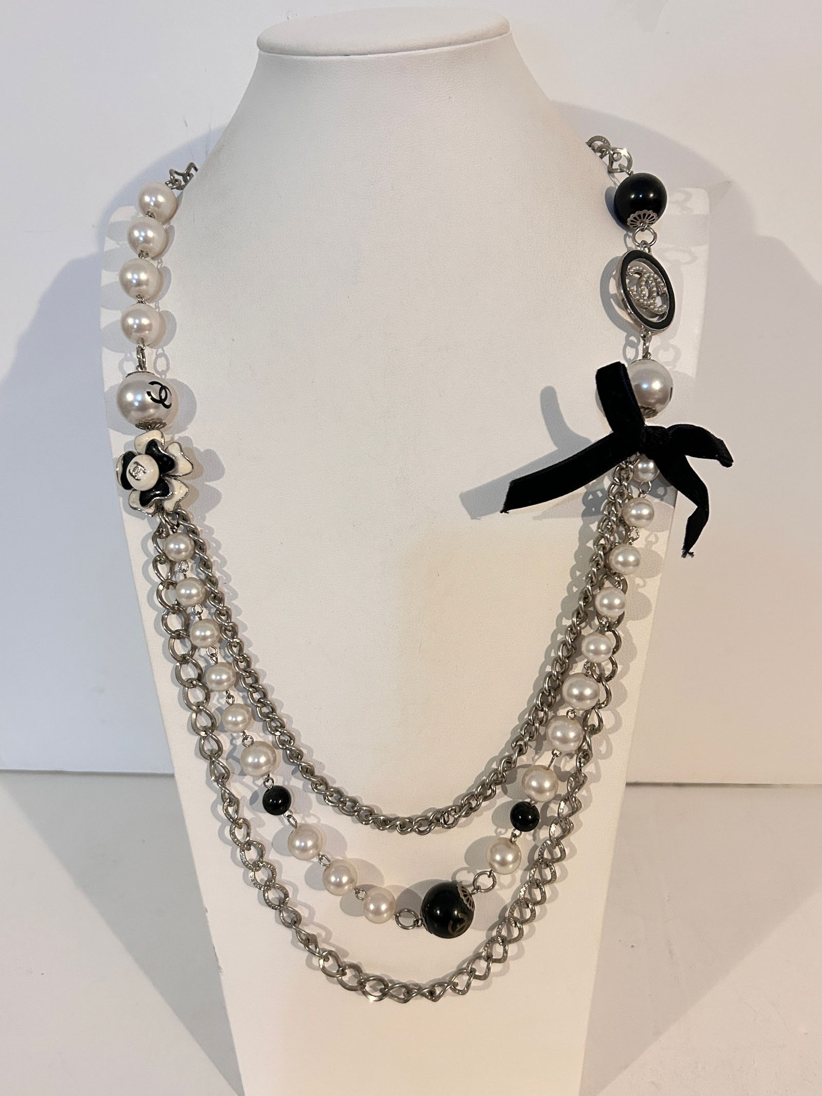 Chanel Double 'C' CC Logo Faux Pearl heavy Necklace sz 34" Unmarked: Chanel Double 'C' CC Logo Faux Pearl heavy Necklace sz 34" Unmarked Please view all photos as they are part of the description and condition of this Item, Feel free to contact me with questions or pic