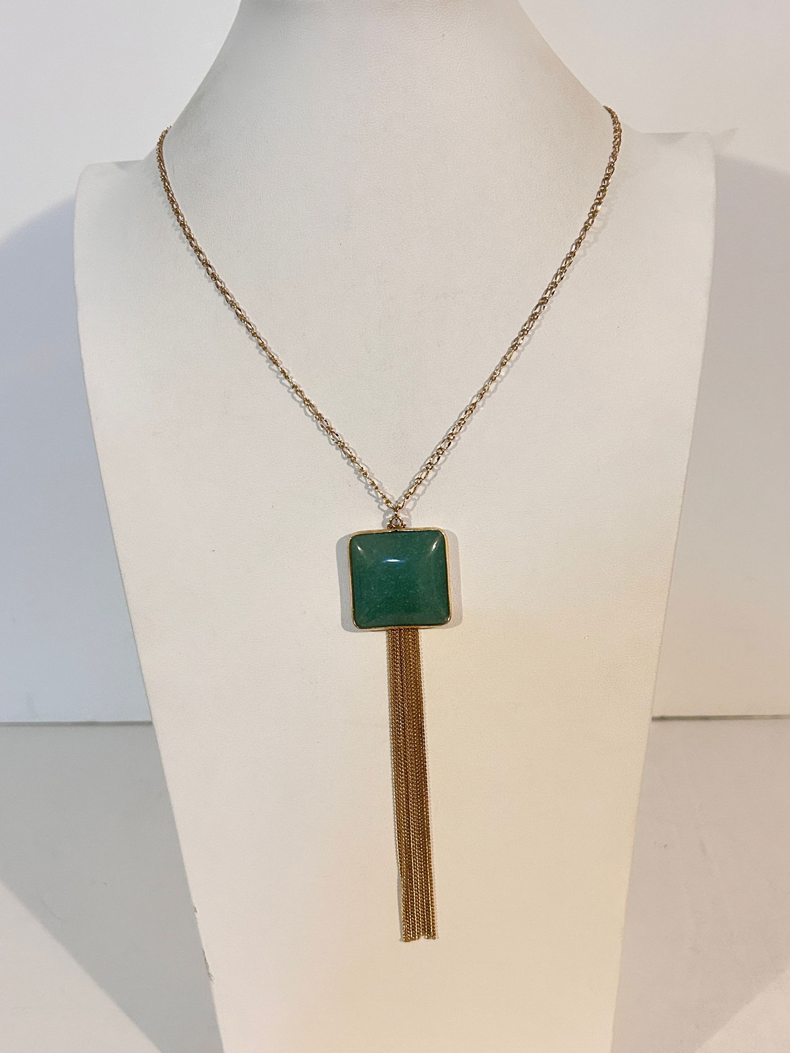 Vintage Jadeite pendant gold tone Necklace sz 28": Vintage Jadeite pendant gold tone Necklace sz 28" Please view all photos as they are part of the description and condition of this Item, Feel free to contact me with questions or picture requests! Use