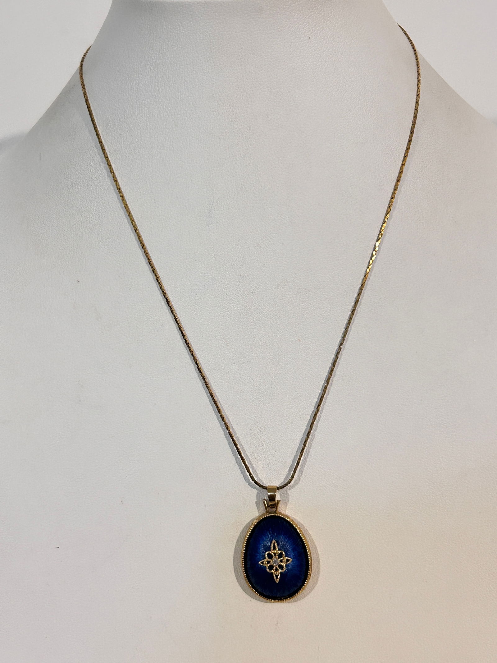 Vintage gold tone blue egg style pendant Necklace sz 17": Vintage gold tone blue egg style pendant Necklace sz 17" Please view all photos as they are part of the description and condition of this Item, Feel free to contact me with questions or picture reques