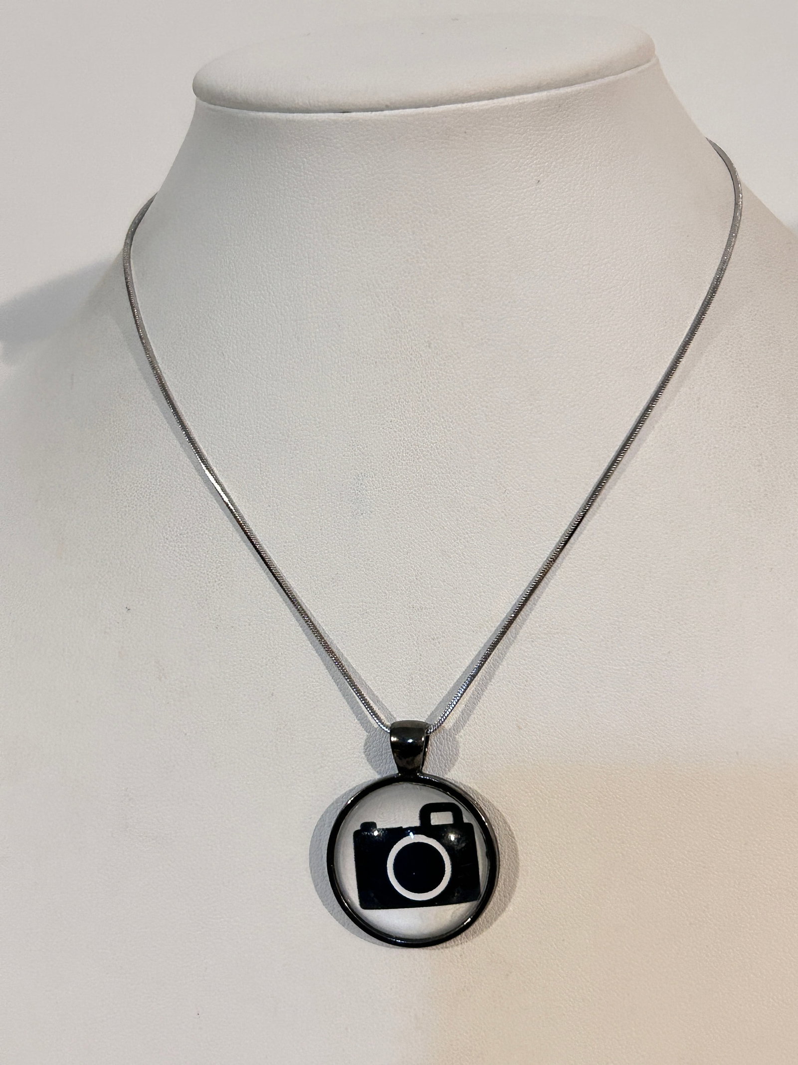 Vintage clear Acrylic camera pendant Necklace sz 14": Vintage clear Acrylic camera pendant Necklace sz 14" Please view all photos as they are part of the description and condition of this Item, Feel free to contact me with questions or picture requests! 