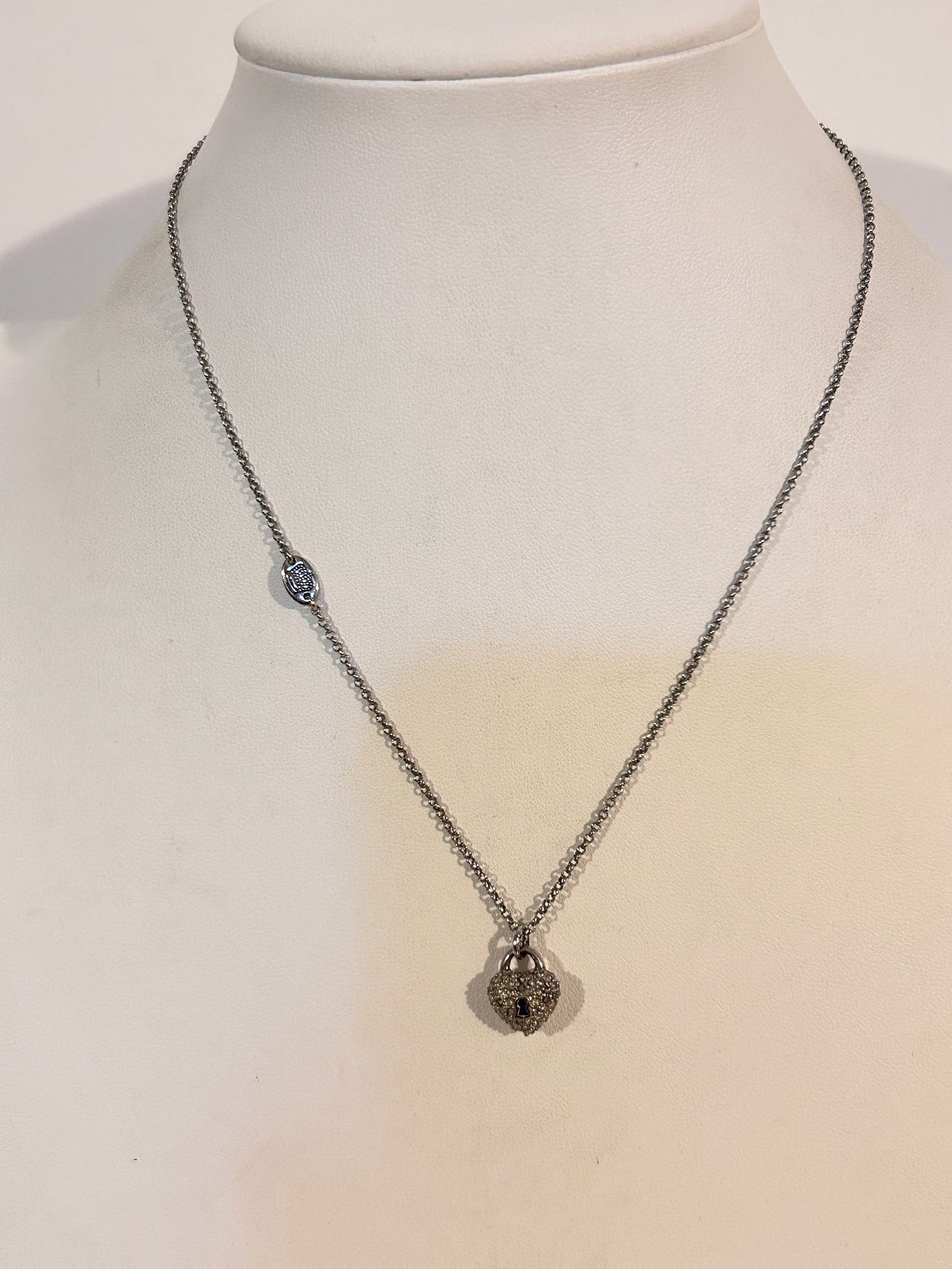 Vintage Juicy Couture Necklace sz 17": Vintage Juicy Couture Necklace sz 17" Please view all photos as they are part of the description and condition of this Item, Feel free to contact me with questions or picture requests! Used Item AS IS