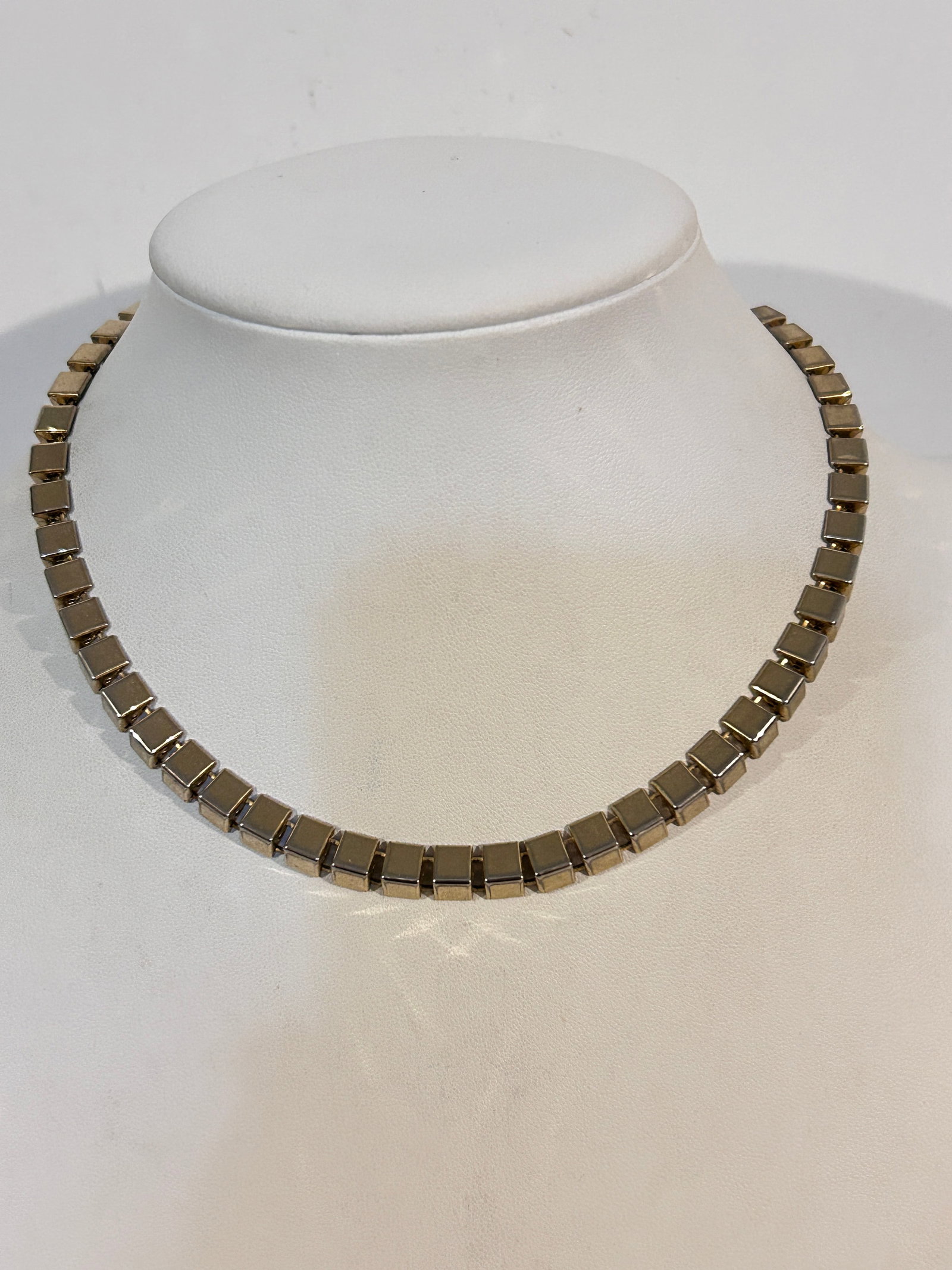 Vintage choker Necklace sz 12": Vintage choker Necklace sz 12" Please view all photos as they are part of the description and condition of this Item, Feel free to contact me with questions or picture requests! Used Item AS IS