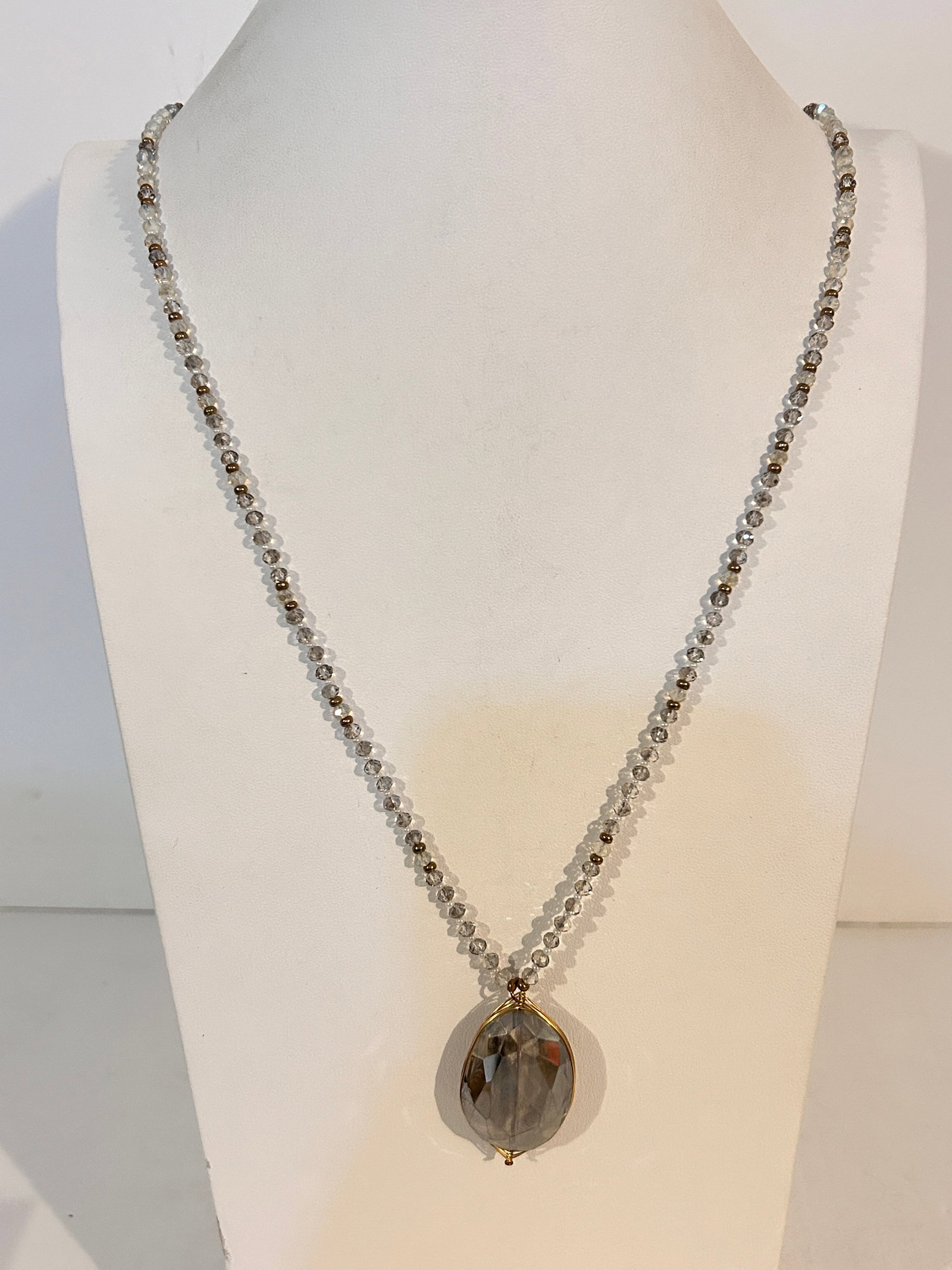 Vintage long Crystal beaded pendant Necklace sz 34": Vintage long Crystal beaded pendant Necklace sz 34" Please view all photos as they are part of the description and condition of this Item, Feel free to contact me with questions or picture requests! U