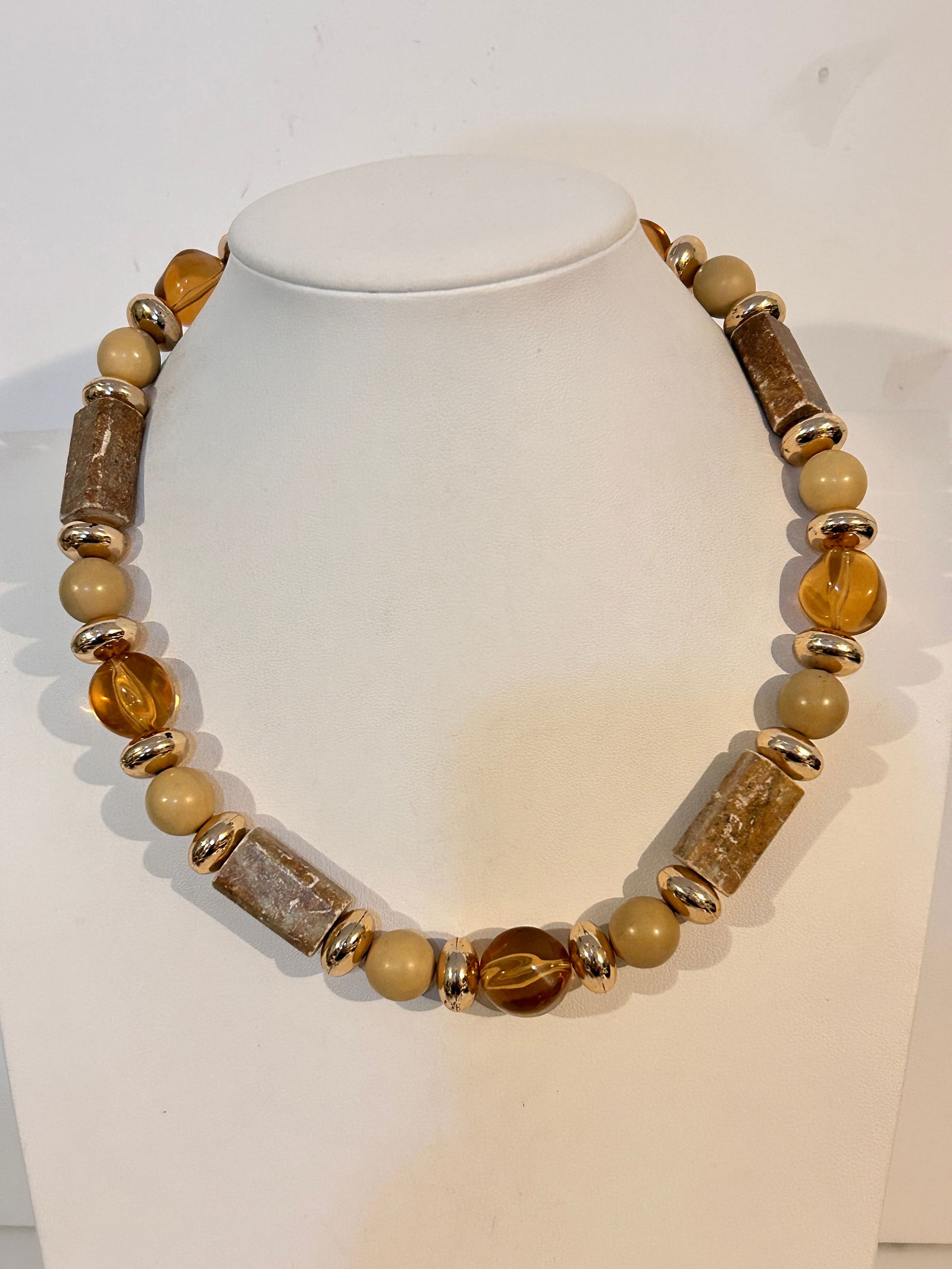 Vintage ceramic beaded Necklace sz 17": Vintage ceramic beaded Necklace sz 17" Please view all photos as they are part of the description and condition of this Item, Feel free to contact me with questions or picture requests! Used Item AS I