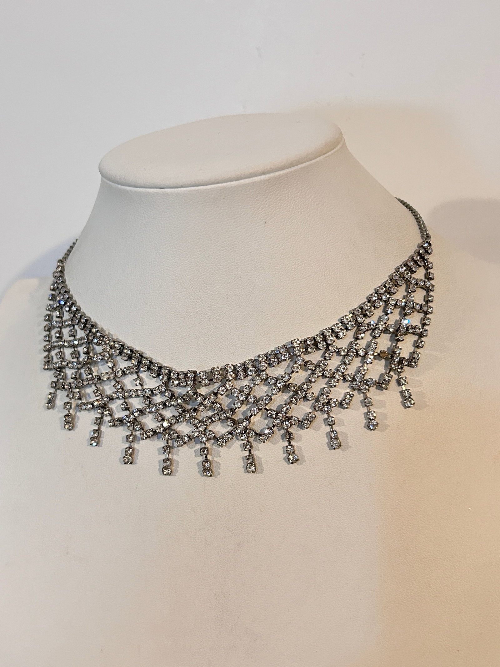 Vintage Rhinestone choker Necklace sz 12": Vintage Rhinestone choker Necklace sz 12" Please view all photos as they are part of the description and condition of this Item, Feel free to contact me with questions or picture requests! Used Item A