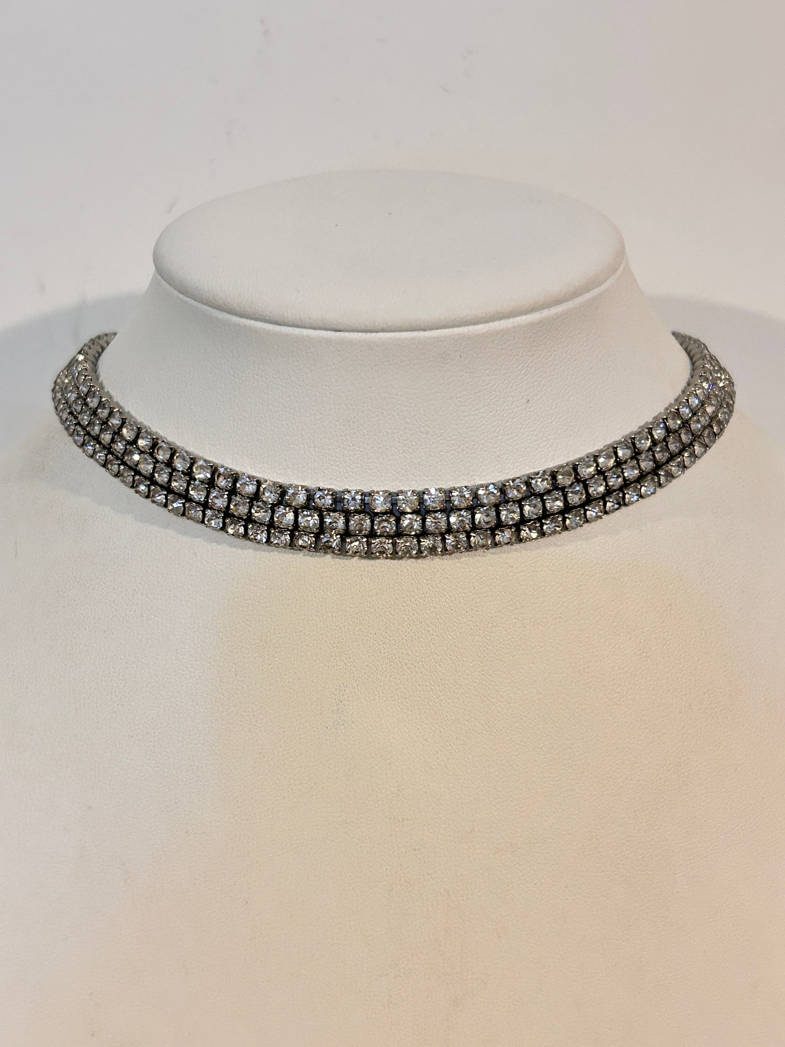 Vintage Rhinestone choker Necklace sz 12": Vintage Rhinestone choker Necklace sz 12" Please view all photos as they are part of the description and condition of this Item, Feel free to contact me with questions or picture requests! Used Item A