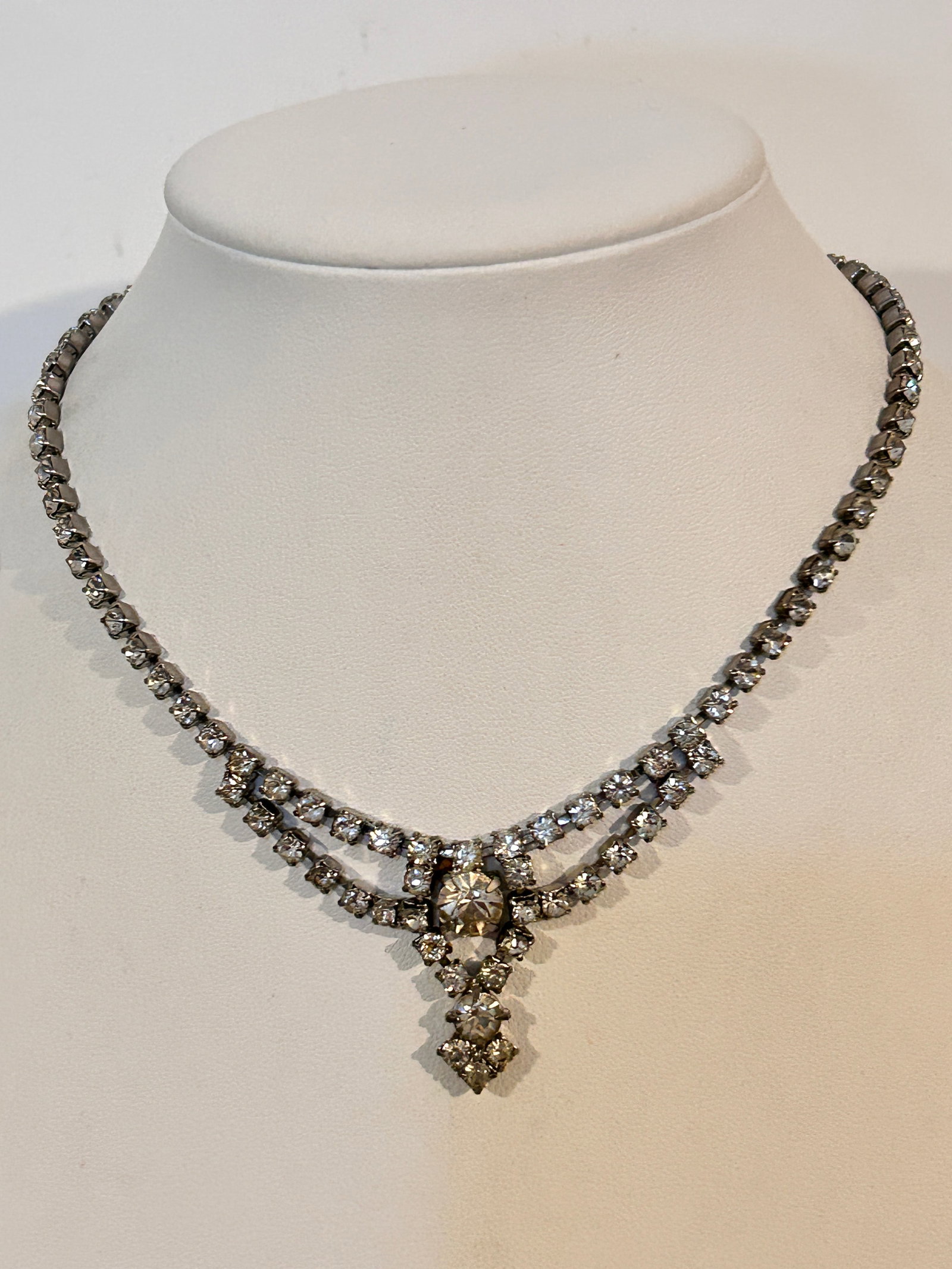 Vintage Rhinestone Elegant choker Necklace sz 13": Vintage Rhinestone Elegant choker Necklace sz 13" Please view all photos as they are part of the description and condition of this Item, Feel free to contact me with questions or picture requests! Use