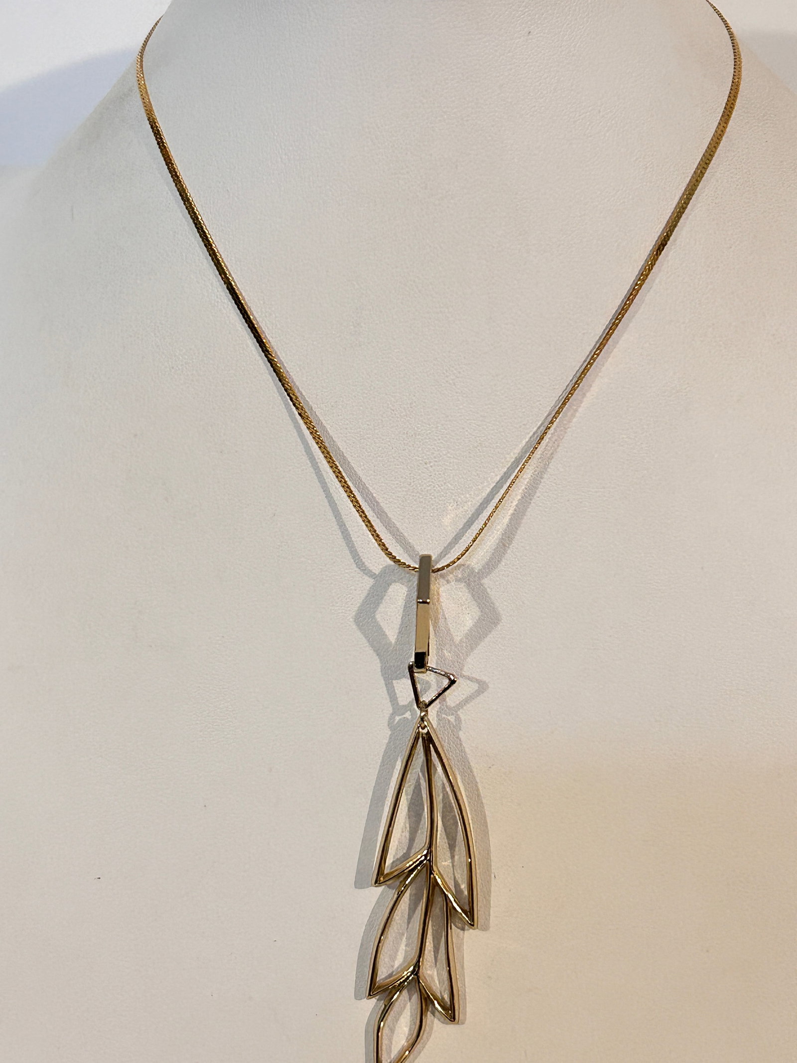 Vintage trifari Necklace pendant unamed sz 16": Vintage trifari Necklace pendant unamed sz 16" Please view all photos as they are part of the description and condition of this Item, Feel free to contact me with questions or picture requests! Used I