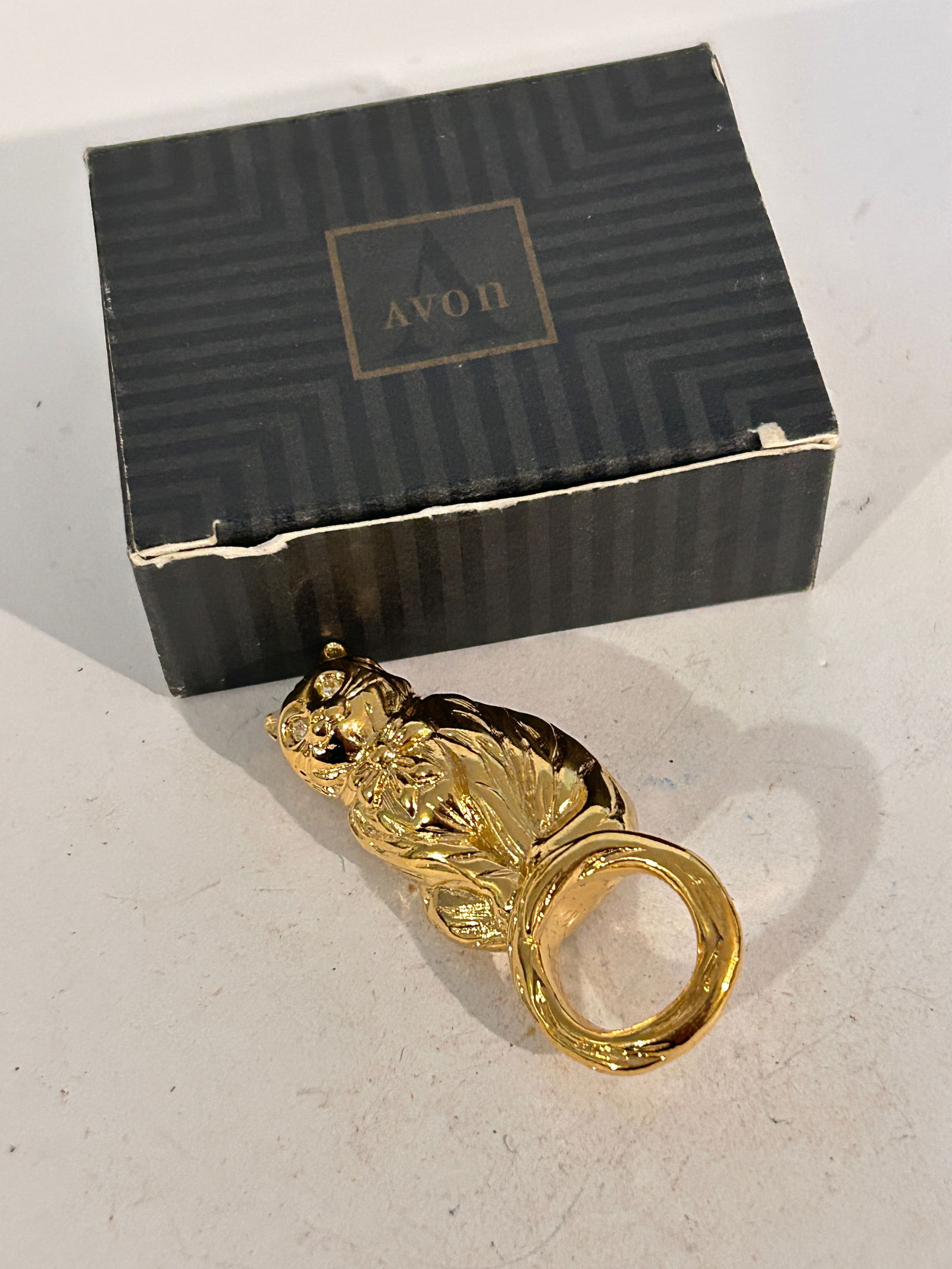 Vintage Avon cat eyeglases holder pin Brooch: Vintage Avon cat eyeglases holder pin Brooch Please view all photos as they are part of the description and condition of this Item, Feel free to contact me with questions or picture requests! Used Ite