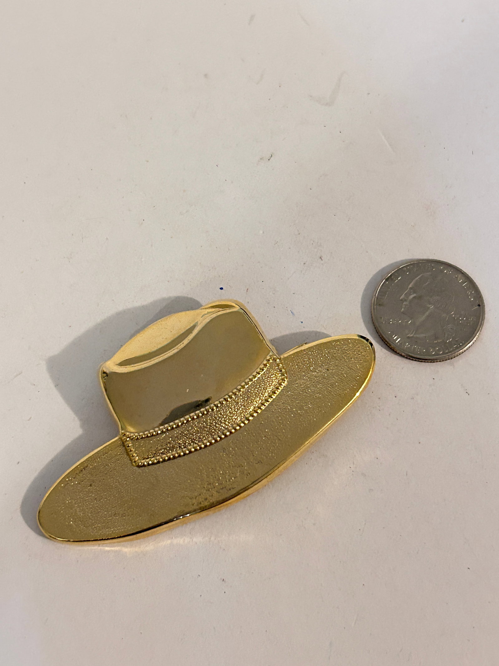 Vintage Gold tone hat Brooch: Vintage Gold tone hat Brooch Please view all photos as they are part of the description and condition of this Item, Feel free to contact me with questions or picture requests! Used Item AS IS