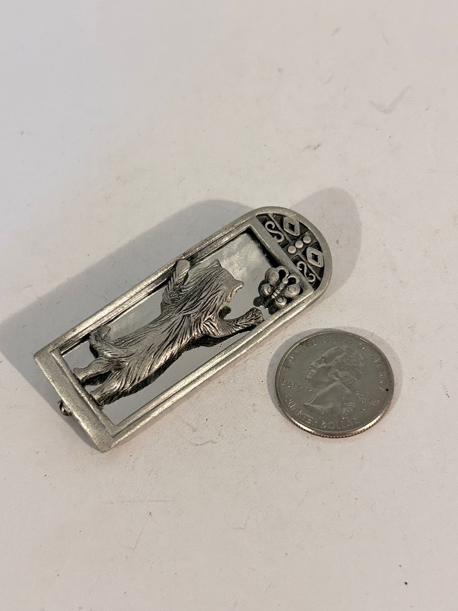 Vintage JJ pewter cat mirror Brooch: Vintage JJ pewter cat mirror Brooch Please view all photos as they are part of the description and condition of this Item, Feel free to contact me with questions or picture requests! Used Item AS IS