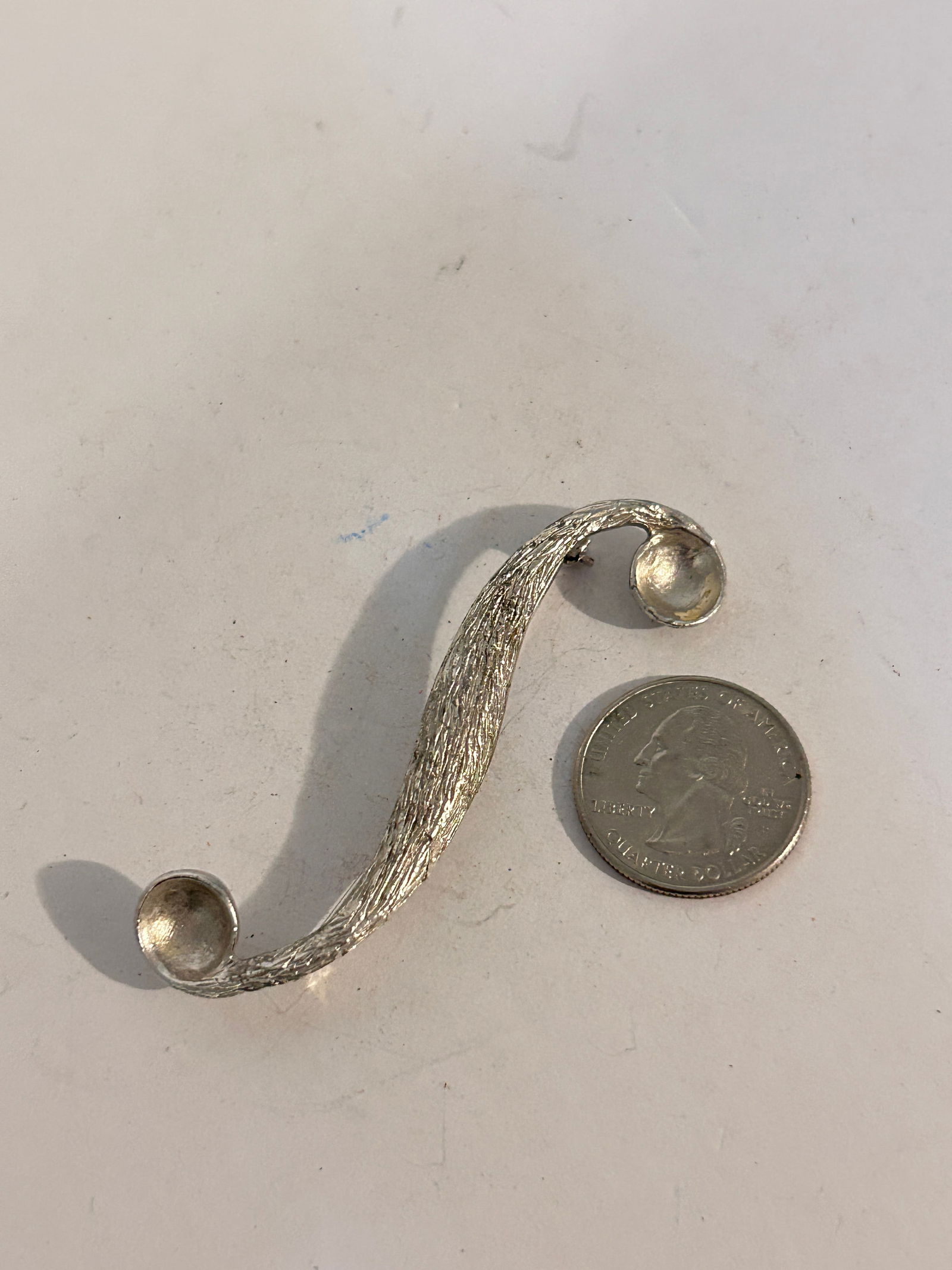 Vintage ART Brooch: Vintage ART Brooch Please view all photos as they are part of the description and condition of this Item, Feel free to contact me with questions or picture requests! Used Item AS IS