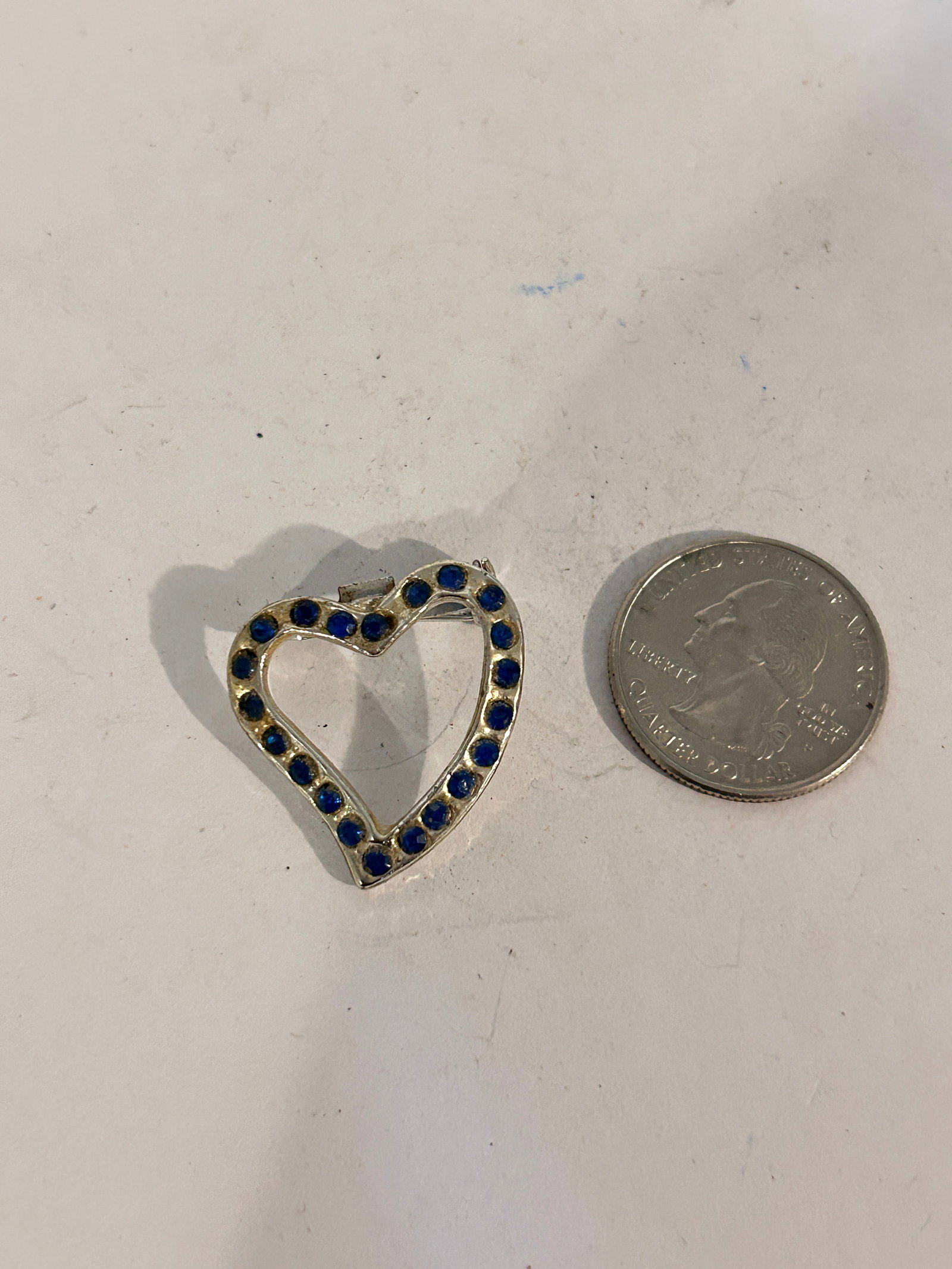 Vintage heart Brooch: Vintage heart Brooch Please view all photos as they are part of the description and condition of this Item, Feel free to contact me with questions or picture requests! Used Item AS IS