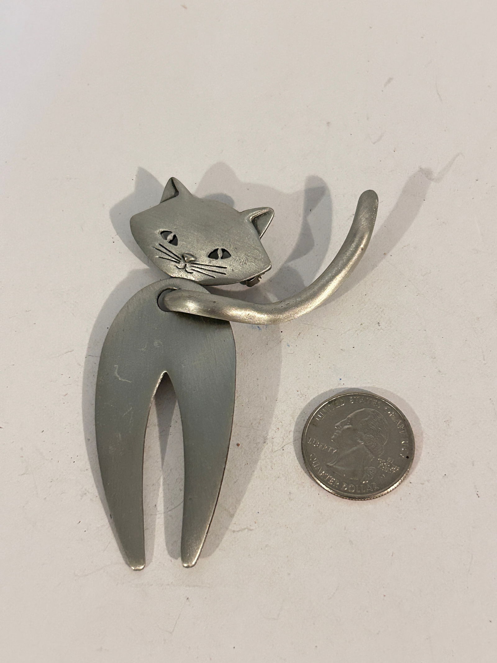 Vintage JJ Pewter Cat Brooch: Vintage JJ Pewter Cat Brooch Please view all photos as they are part of the description and condition of this Item, Feel free to contact me with questions or picture requests! Used Item AS IS