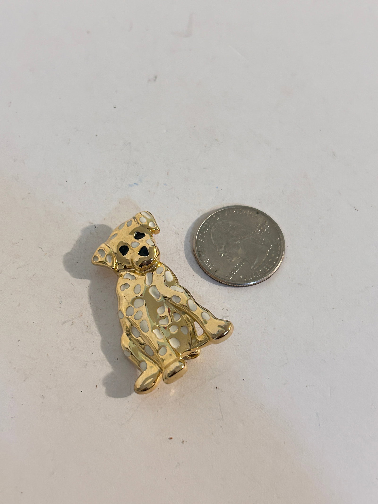Vintage Gold tone dog Brooch: Vintage Gold tone dog Brooch Please view all photos as they are part of the description and condition of this Item, Feel free to contact me with questions or picture requests! Used Item AS IS