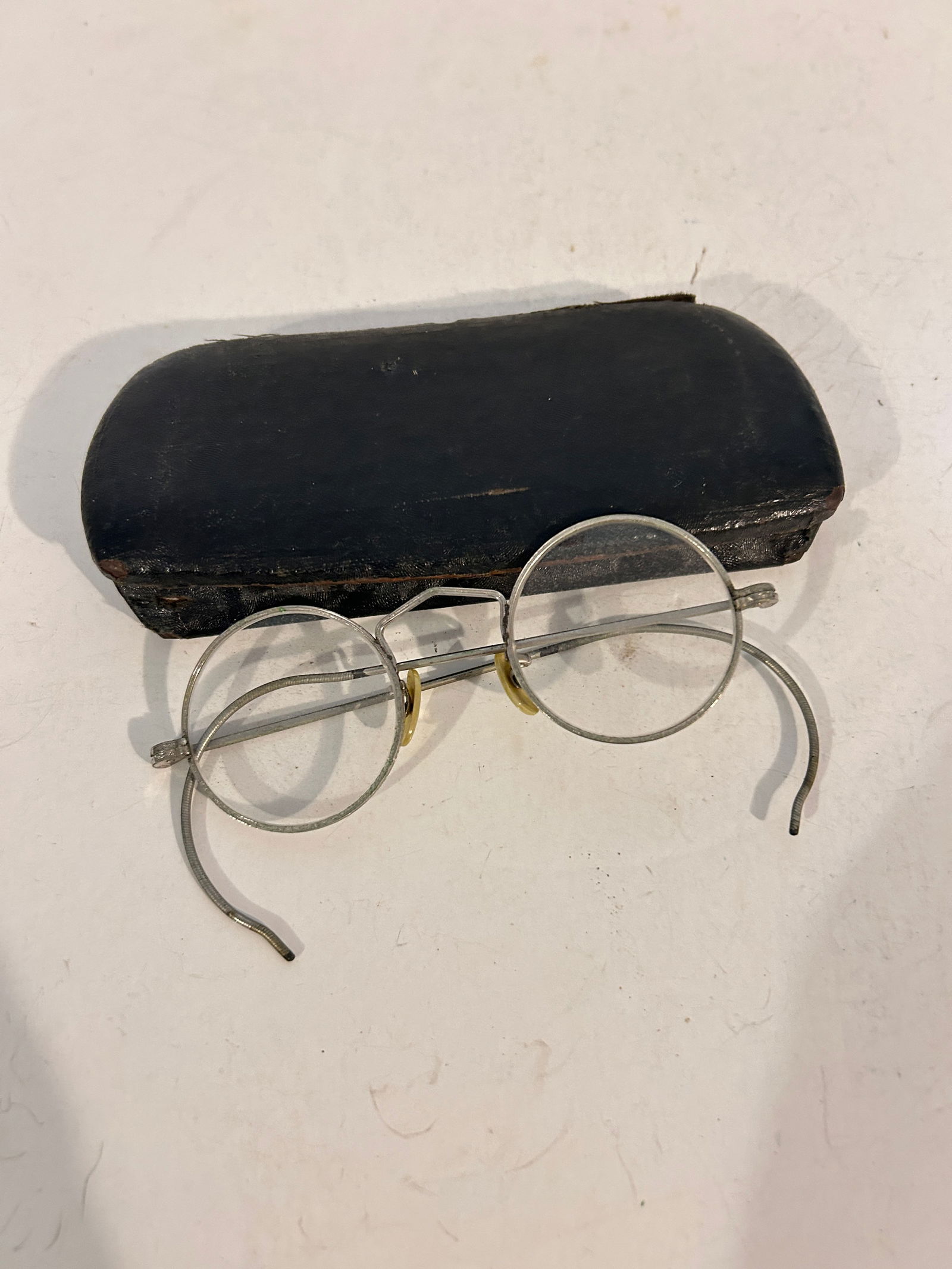 Vintage Eye Glasses and case: Vintage Eye Glasses and case Please view all photos as they are part of the description and condition of this Item, Feel free to contact me with questions or picture requests! Used Item AS IS