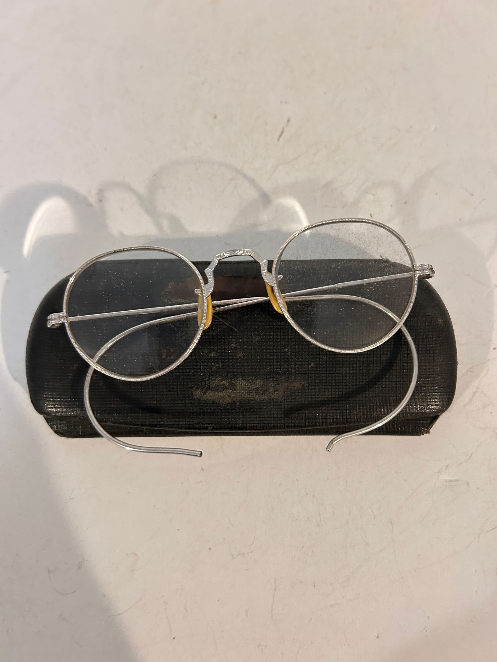 Vintage Gold Filled Eye Glasses 1/10 12kt GF: Vintage Gold Filled Eye Glasses 1/10 12kt GF Please view all photos as they are part of the description and condition of this Item, Feel free to contact me with questions or picture requests! Used Ite