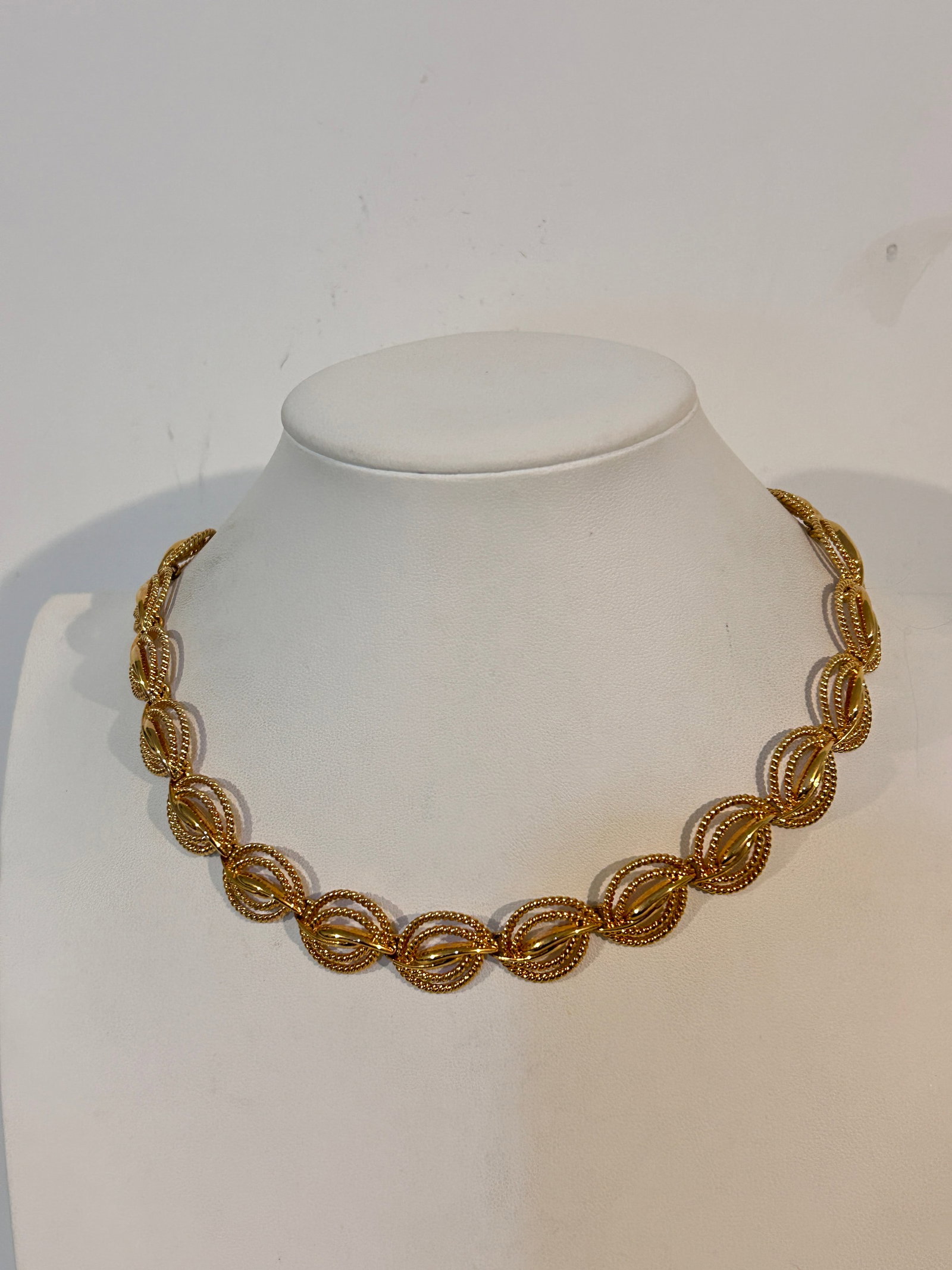 Vintage gold tone choker Necklace 18": Vintage gold tone choker Necklace 18" Please view all photos as they are part of the description and condition of this Item, Feel free to contact me with questions or picture requests! Used Item AS IS
