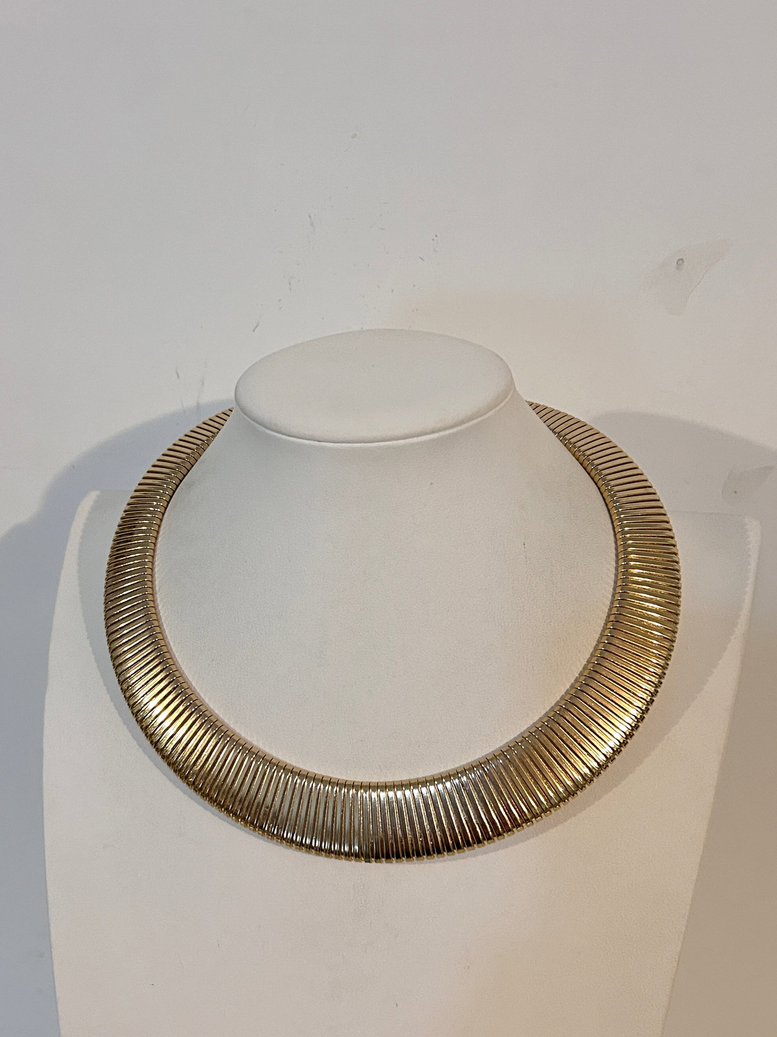Vintage gold tone choker Necklace 12": Vintage gold tone choker Necklace 12" Please view all photos as they are part of the description and condition of this Item, Feel free to contact me with questions or picture requests! Used Item AS IS