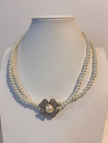 Vintage Faux pearl flower floral pendant Necklace 17"
