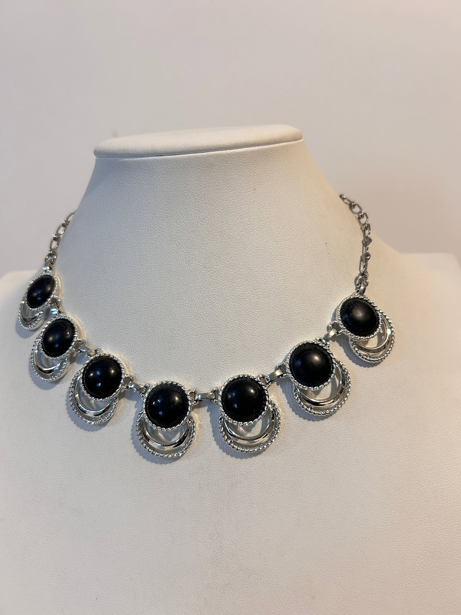 Vintage Sarah Cov black choker Necklace 15": Vintage Sarah Cov black choker Necklace 15" Please view all photos as they are part of the description and condition of this Item, Feel free to contact me with questions or picture requests! Used Item