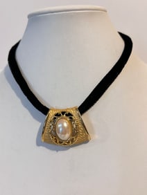 Vintage gold tone Faux pearl pendant Necklace 14"