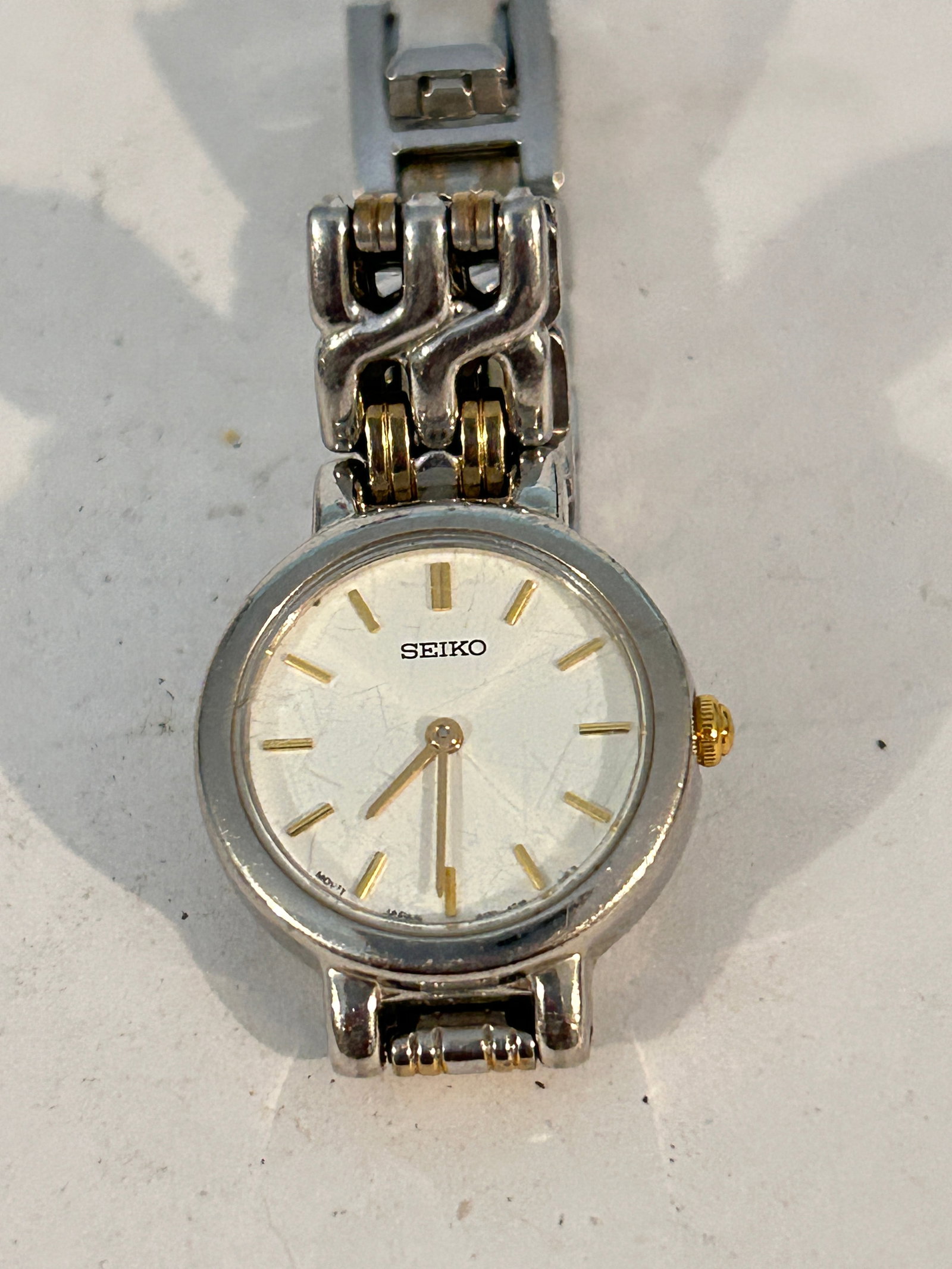 Vintage seiko quartz working Watch 1E09: Vintage seiko quartz working Watch 1E09 Please view all photos as they are part of the description and condition of this Item, Feel free to contact me with questions or picture requests! Used Item AS