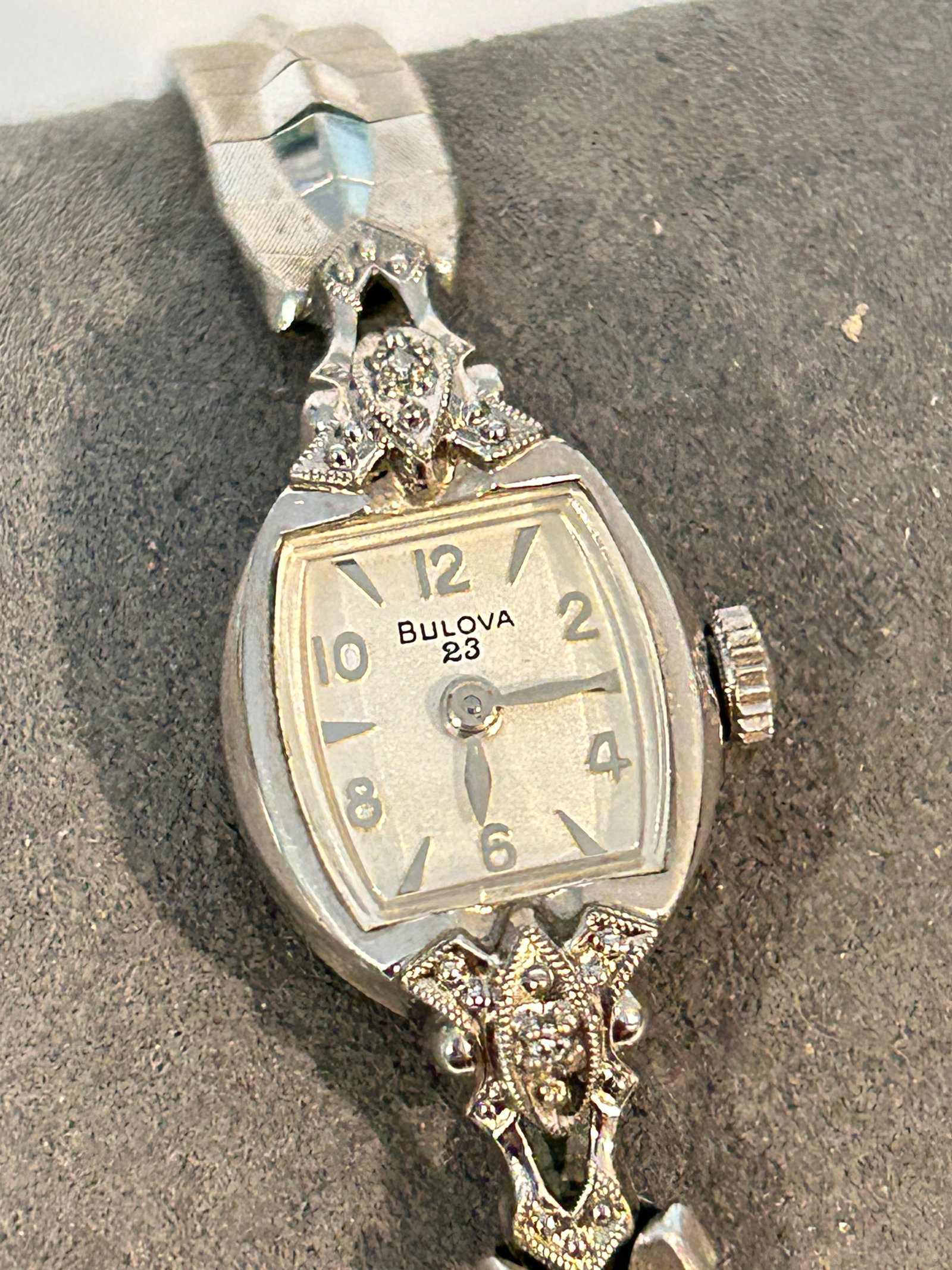 Vintage Bulova 23 jewels mech working Watch gold filled: Vintage Bulova 23 jewels mech working Watch gold filled Please view all photos as they are part of the description and condition of this Item, Feel free to contact me with questions or picture request