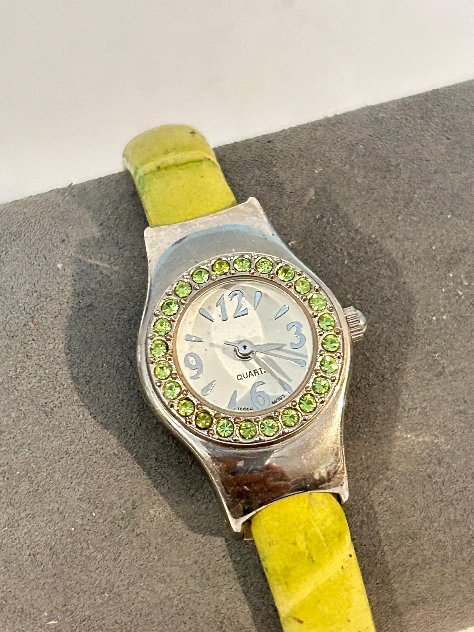Vintage green quartz working bracelet hinged Watch: Vintage green quartz working bracelet hinged Watch Please view all photos as they are part of the description and condition of this Item, Feel free to contact me with questions or picture requests! Us