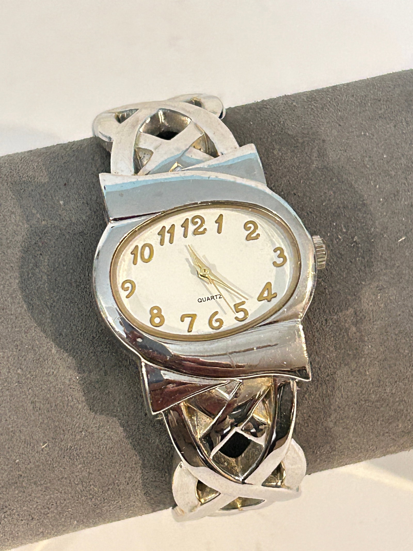 Vintage quartz working bracelet hinged Watch PC21: Vintage quartz working bracelet hinged Watch PC21 Please view all photos as they are part of the description and condition of this Item, Feel free to contact me with questions or picture requests! Use
