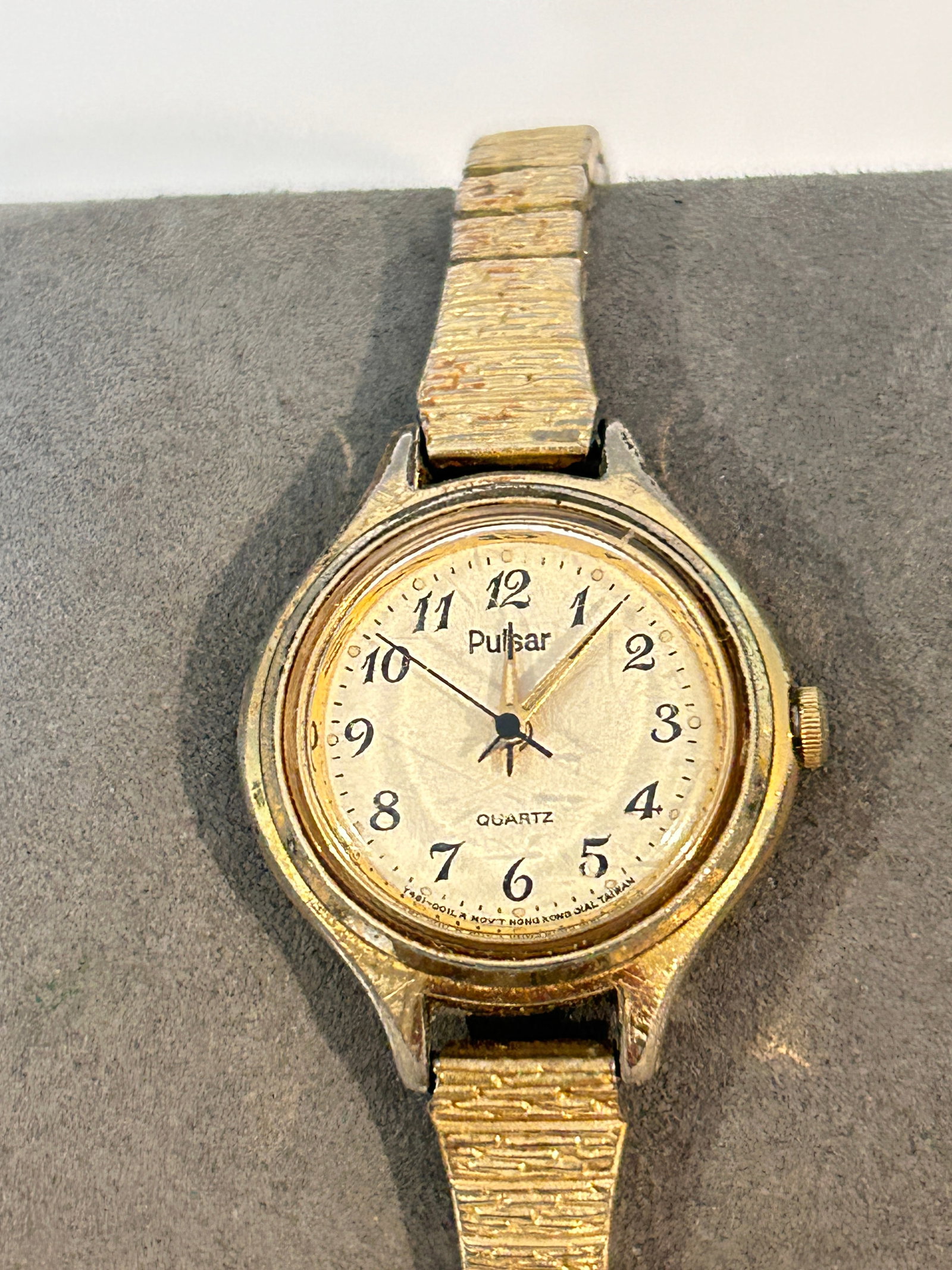 Vintage pulsar quartz working Watch: Vintage pulsar quartz working Watch Please view all photos as they are part of the description and condition of this Item, Feel free to contact me with questions or picture requests! Used Item AS IS