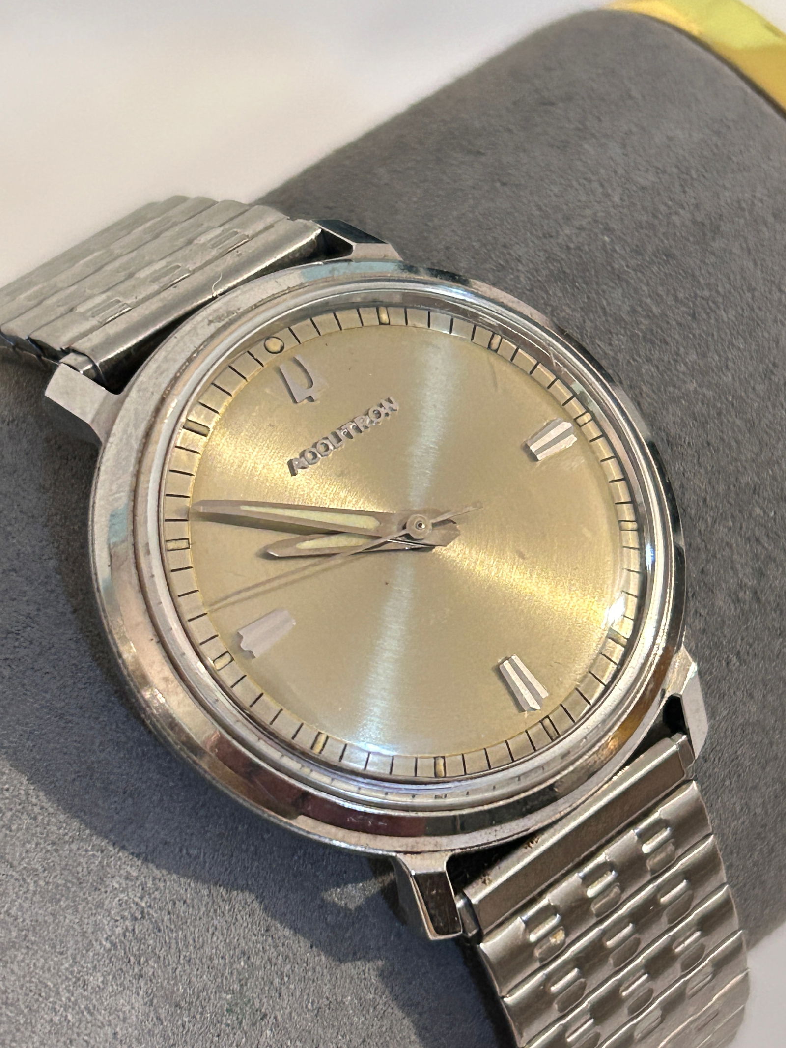 Bulova Accutron M5 I259956 Champagne Dial Tuning Fork WORKING Men's Watch: Bulova Accutron M5 I259956 Champagne Dial Tuning Fork WORKING Men's Watch Please view all photos as they are part of the description and condition of this Item, Feel free to contact me with questions