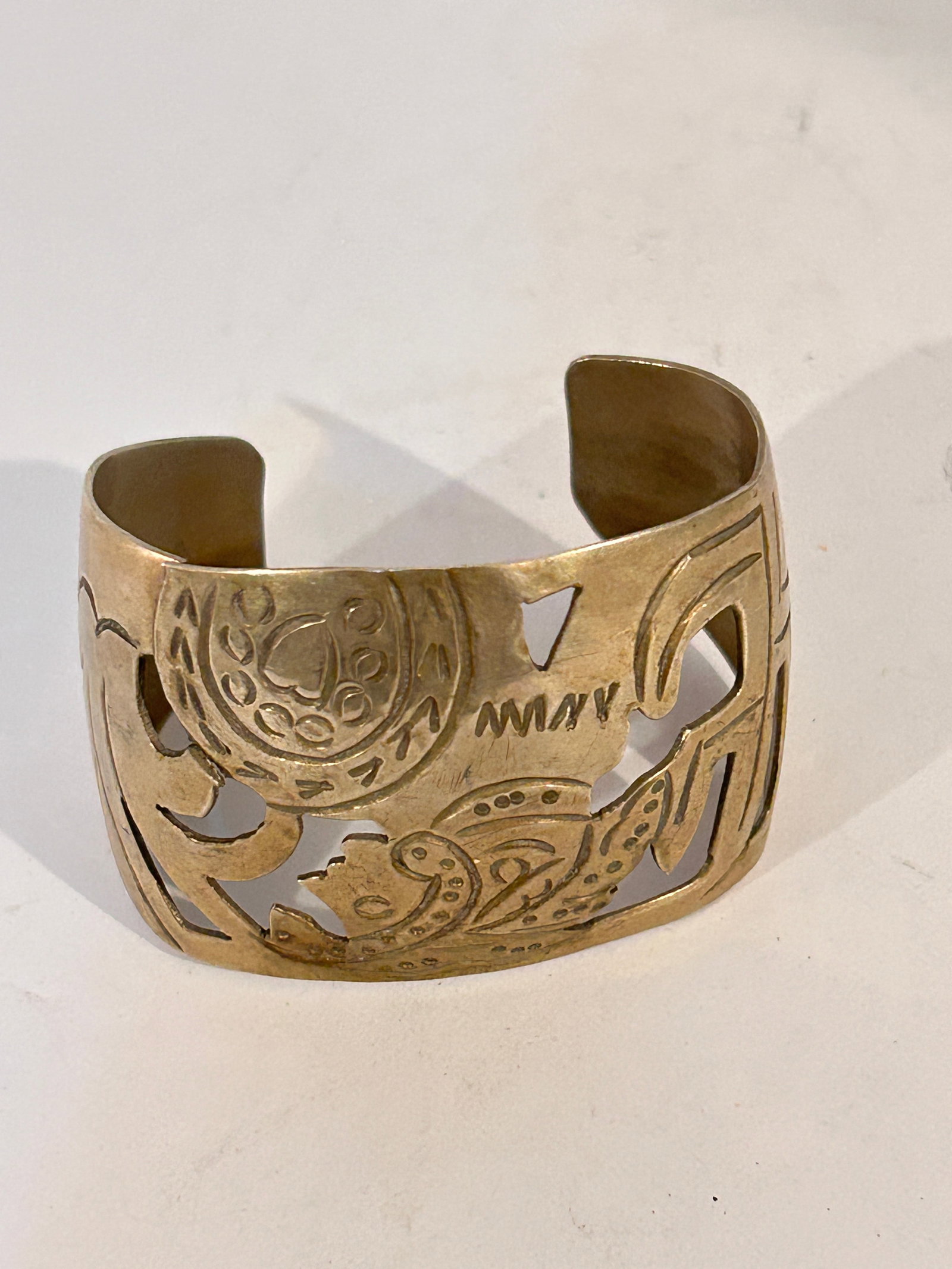 Vintage Sterling Silver carved cuff Bracelet top has a small crack: Vintage Sterling Silver carved cuff Bracelet top has a small crack Please view all photos as they are part of the description and condition of this Item, Feel free to contact me with questions or pict