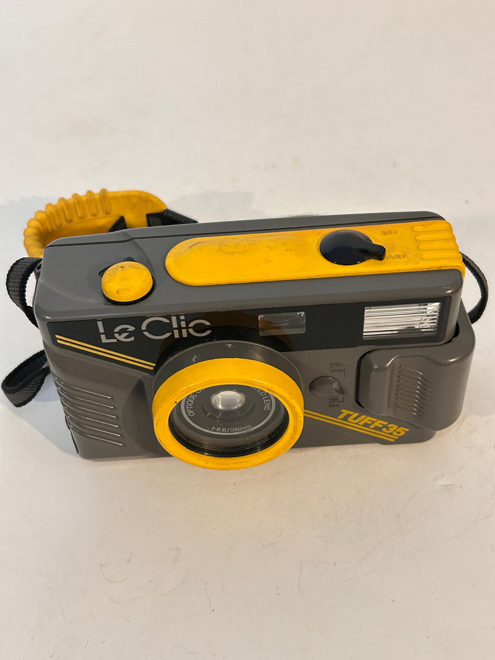 Vintage Camera Le Clic Tuff 35 mm Film 5.6/38mm All Weather Working (1 of 5)