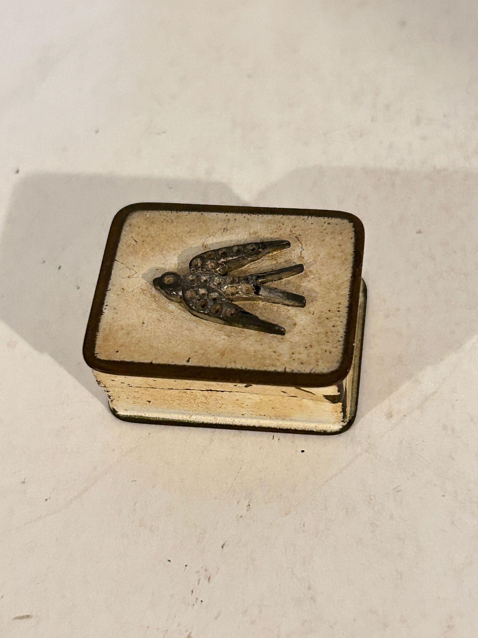 Vintage Small enamel 1900s pill Trinket Box: Vintage Small enamel 1900s pill Trinket Box Please view all photos as they are part of the description and condition of this Item, Feel free to contact me with questions or picture requests! Used Item