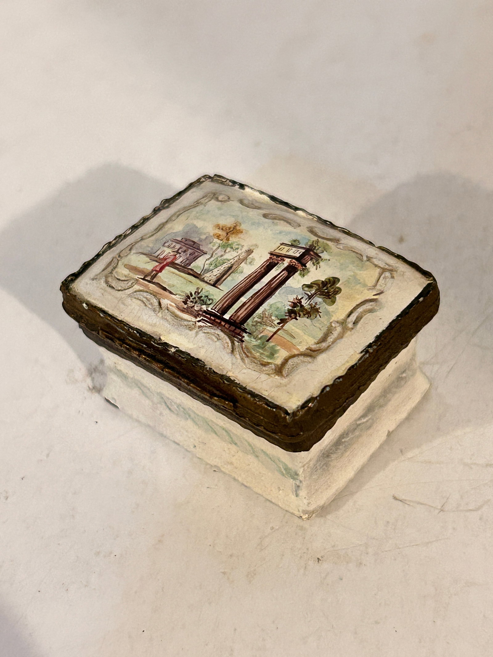 Vintage Small enamel 1900s pill Trinket Box: Vintage Small enamel 1900s pill Trinket Box Please view all photos as they are part of the description and condition of this Item, Feel free to contact me with questions or picture requests! Used Item