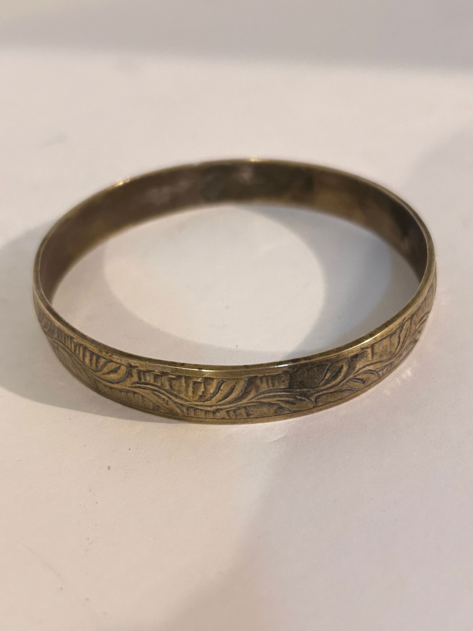 Vintage brass carved floral Bracelet sz 7": Vintage brass carved floral Bracelet sz 7" Please view all photos as they are part of the description and condition of this Item, Feel free to contact me with questions or picture requests! Used Item