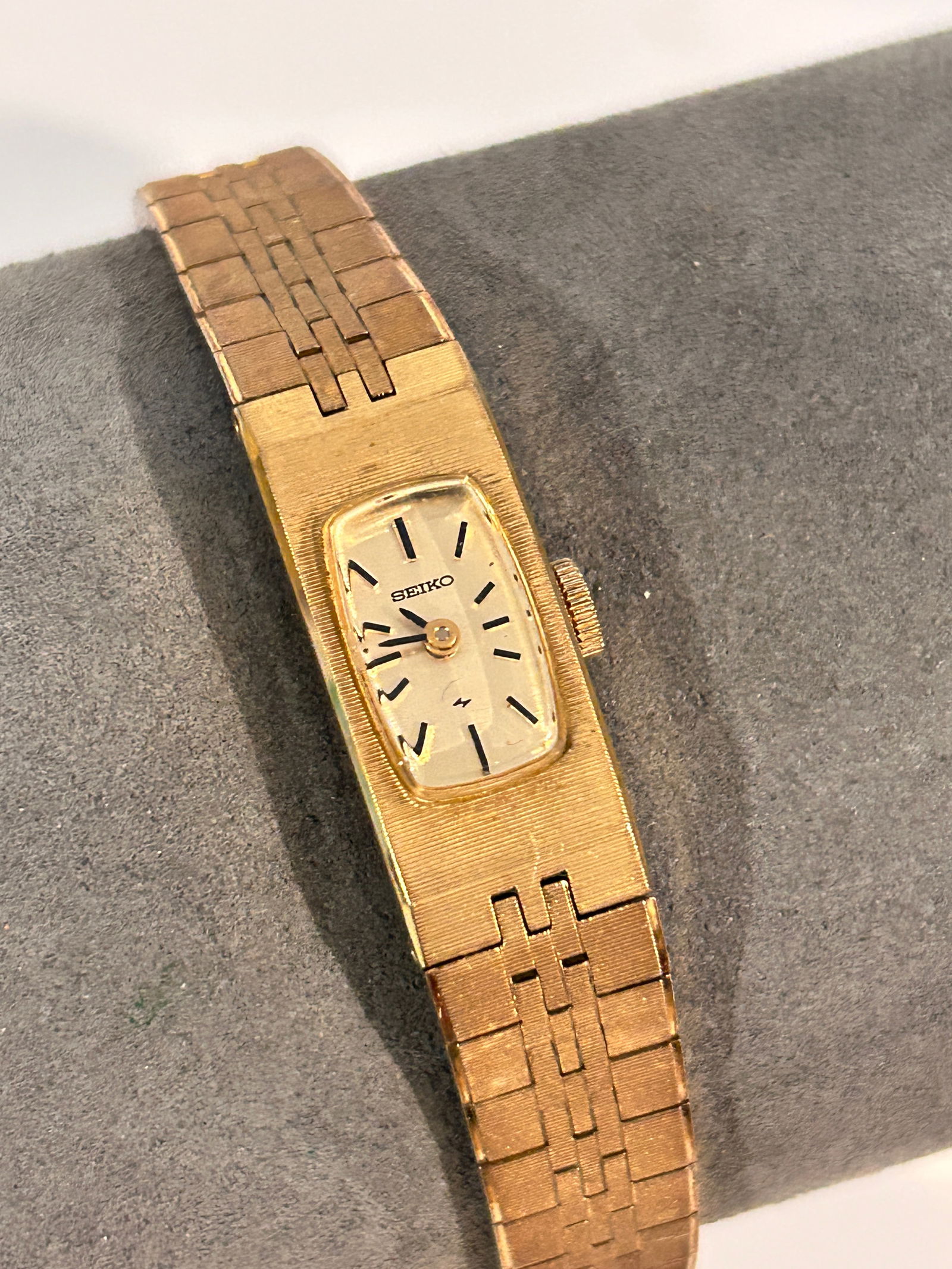 Vintage seiko working mech Watch 3339: Vintage seiko working mech Watch 3339 Please view all photos as they are part of the description and condition of this Item, Feel free to contact me with questions or picture requests! Used Item AS IS