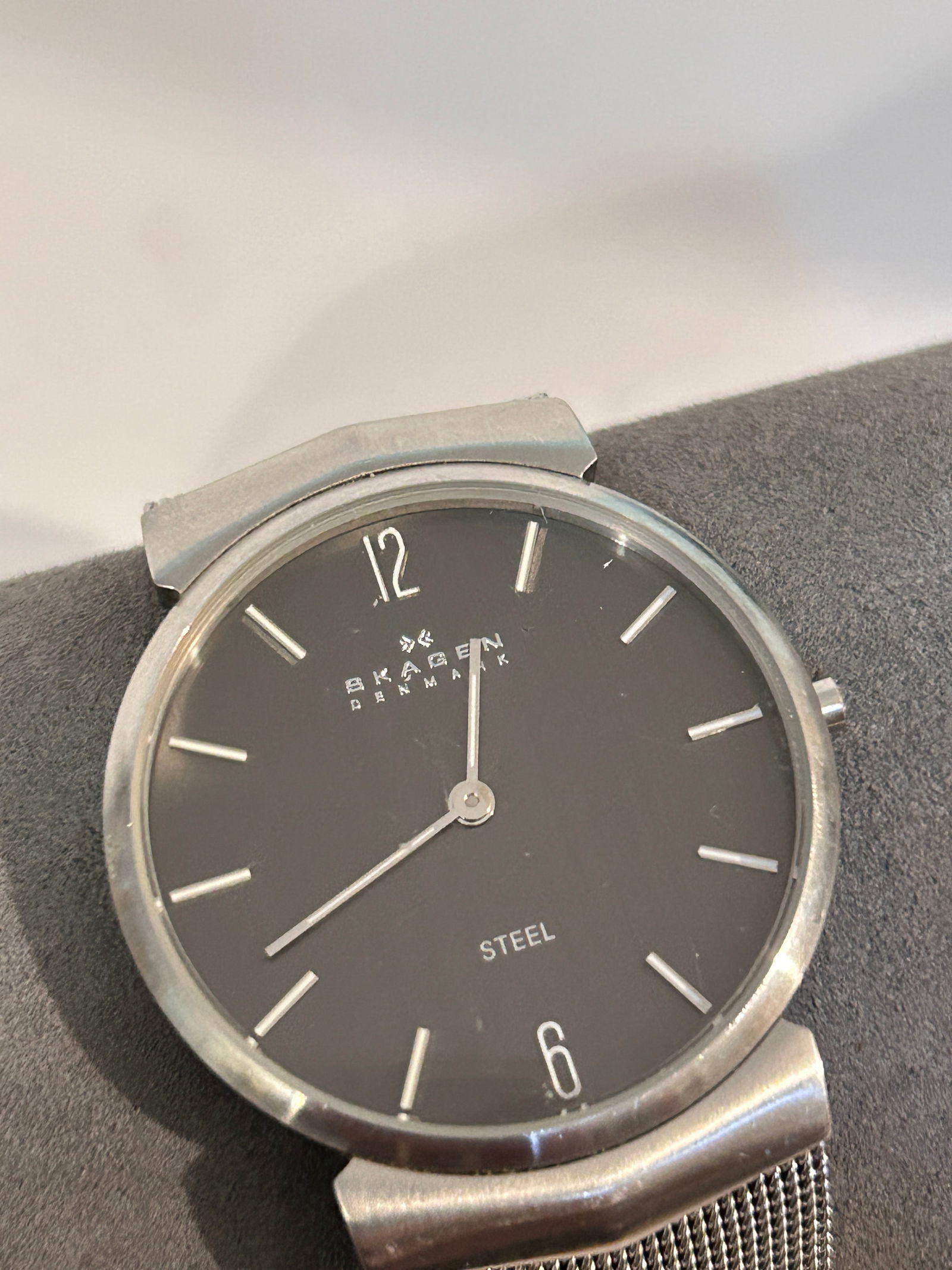 Vintage Skagen Denmark Steel mesh working quartz Watch: Vintage Skagen Denmark Steel mesh working quartz Watch Please view all photos as they are part of the description and condition of this Item, Feel free to contact me with questions or picture requests