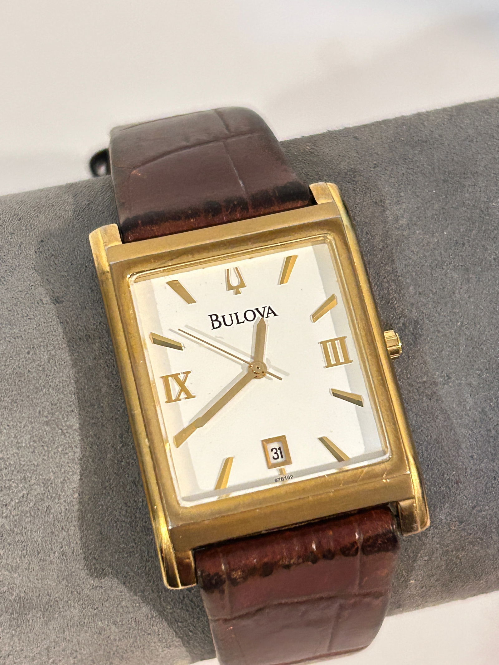 Vintage Nice Bulova working leather Watch 97B102: Vintage Nice Bulova working leather Watch 97B102 Please view all photos as they are part of the description and condition of this Item, Feel free to contact me with questions or picture requests! Used