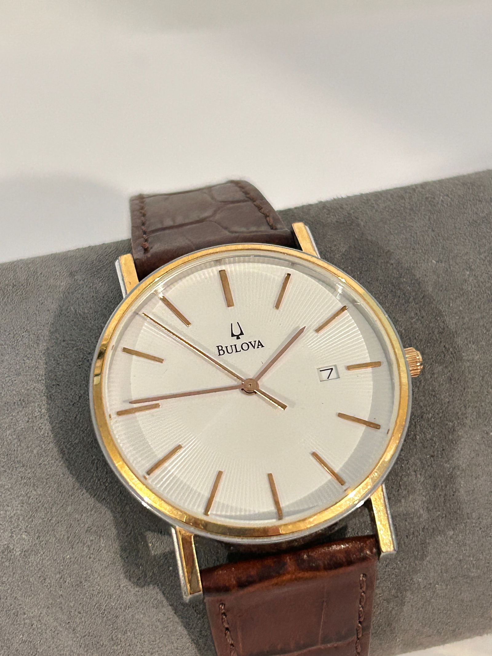 Vintage Nice Bulova quartz working leather Watch 98H51: Vintage Nice Bulova quartz working leather Watch 98H51 Please view all photos as they are part of the description and condition of this Item, Feel free to contact me with questions or picture requests